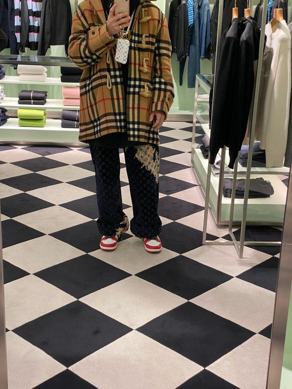 「メンズファッション、今日のコーデ、秋冬コーデ、ゴーシャラブチンスキー」｜「BURBERRYのアイテム（ダッフルコート、ベージュ系）」を使った、朧さん（メンズ・172cm）の冬コーディネートの1枚目の写真