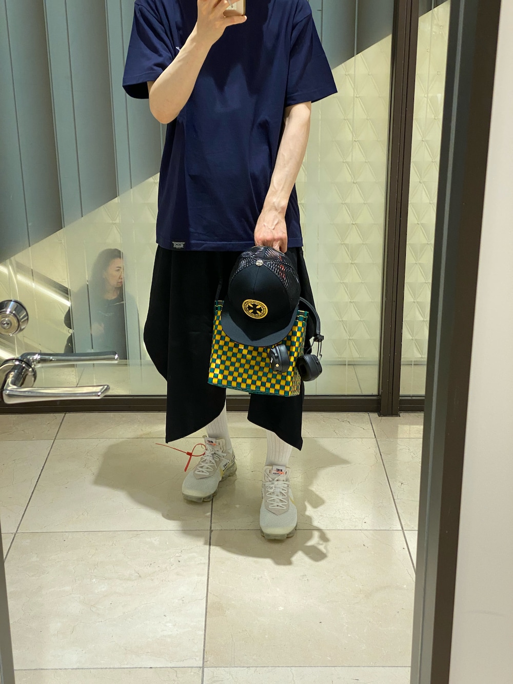 「ゆるコーデ、スニーカーコーデ、ショートパンツ、シンプルコーデ」｜「LEATHERS AND TREASURESのアイテム（Tシャツ/カットソー、ブルー系）」を使った、朧さん（メンズ・172cm）の夏コーディネートの1枚目の写真