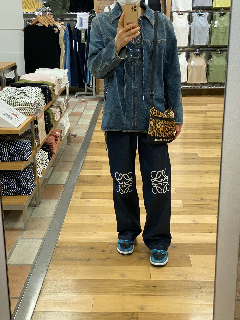 CHROME HEARTSのタンクトップを使った人気ファッションコーディネート