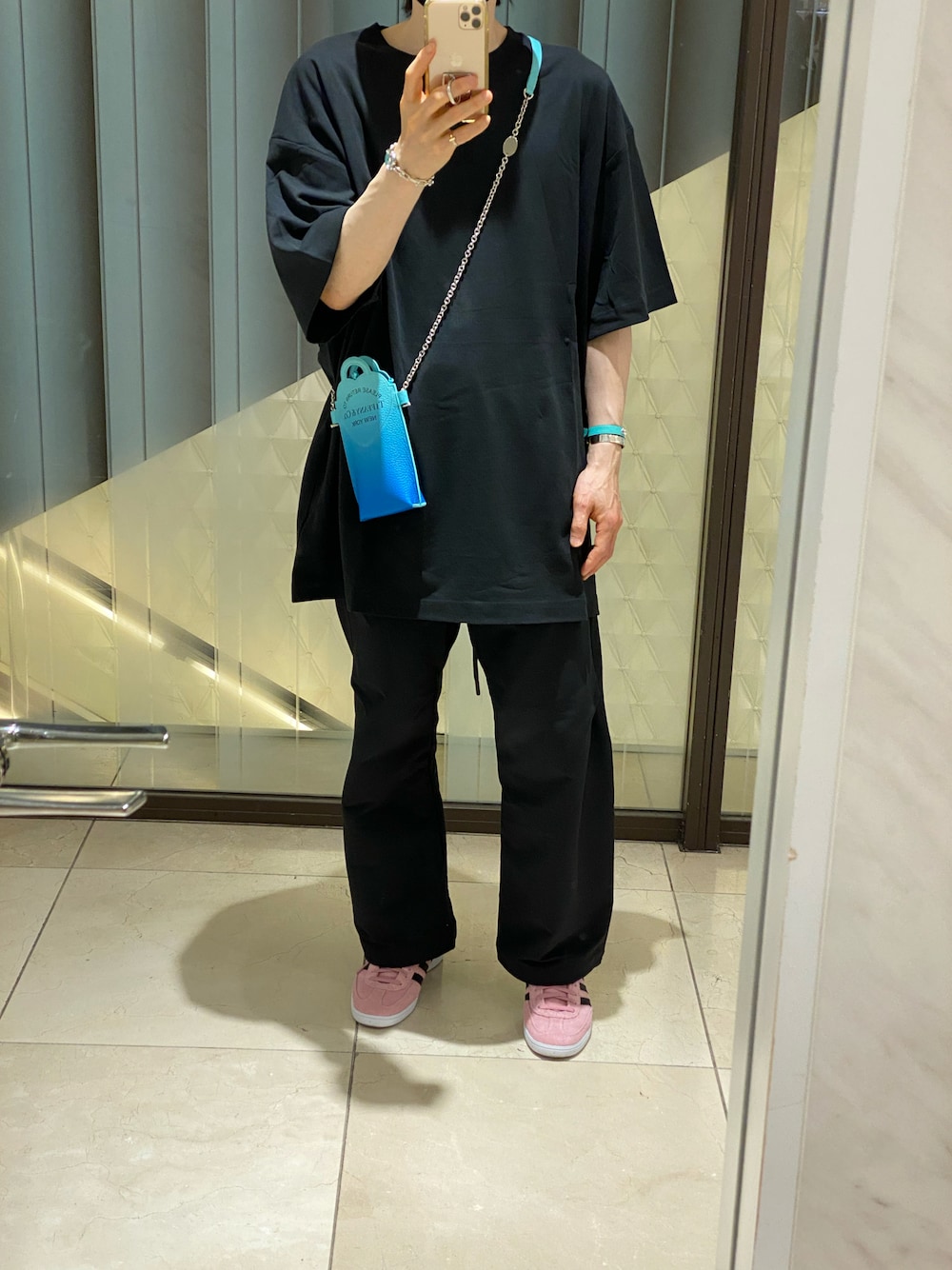 「夏コーデ、夏だ！Tシャツ着よう！、オーバーサイズ、リラックススタイル」｜「TIFFANY&Co.のアイテム（ショルダーバッグ、ブルー系）」を使った、朧さん（メンズ・172cm）の夏コーディネートの1枚目の写真