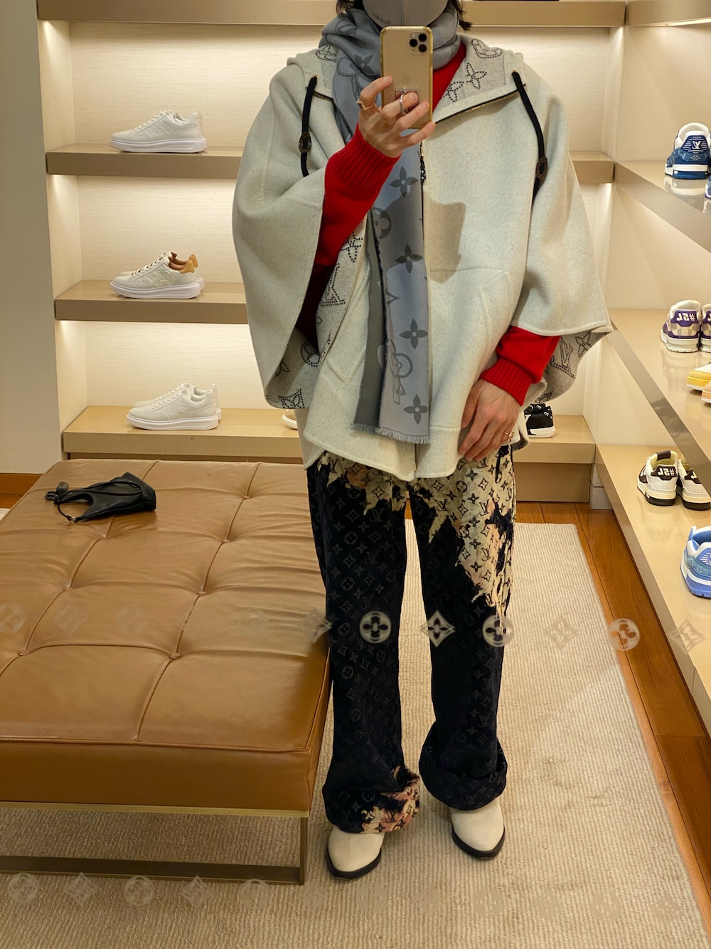 「ホワイトコーデ、冬アウター、ケープ、クリスマスに着たい服」｜「LOUIS VUITTONのアイテム（ポンチョ、ホワイト系）」を使った、朧さん（メンズ・172cm）の冬コーディネートの1枚目の写真