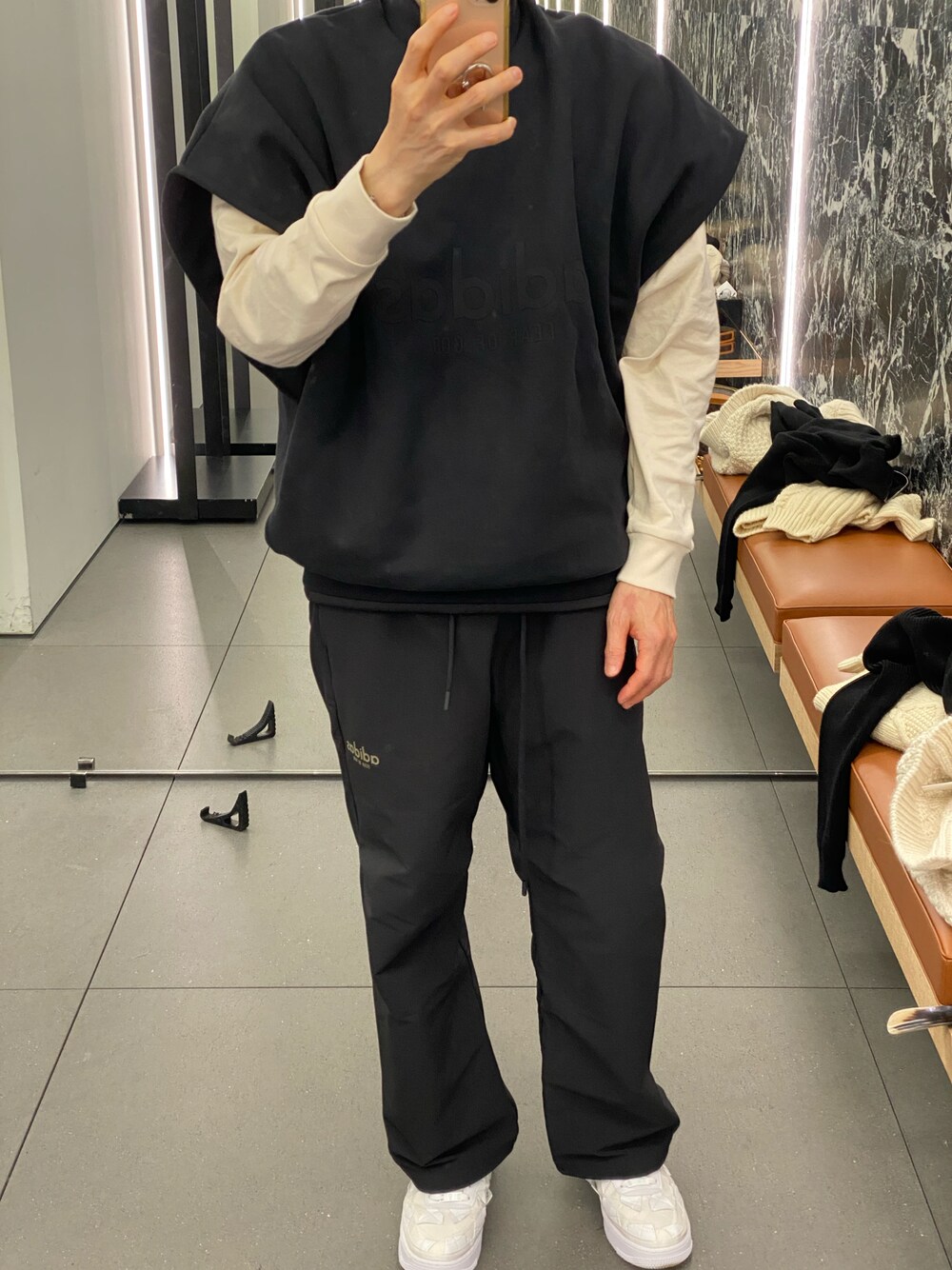 「今日のコーデ、スポーツミックス、モノトーンコーデ」｜「Fear of God athleticsのアイテム（ベスト、ブラック系）」を使った、朧さん（メンズ・172cm）の秋コーディネートの1枚目の写真