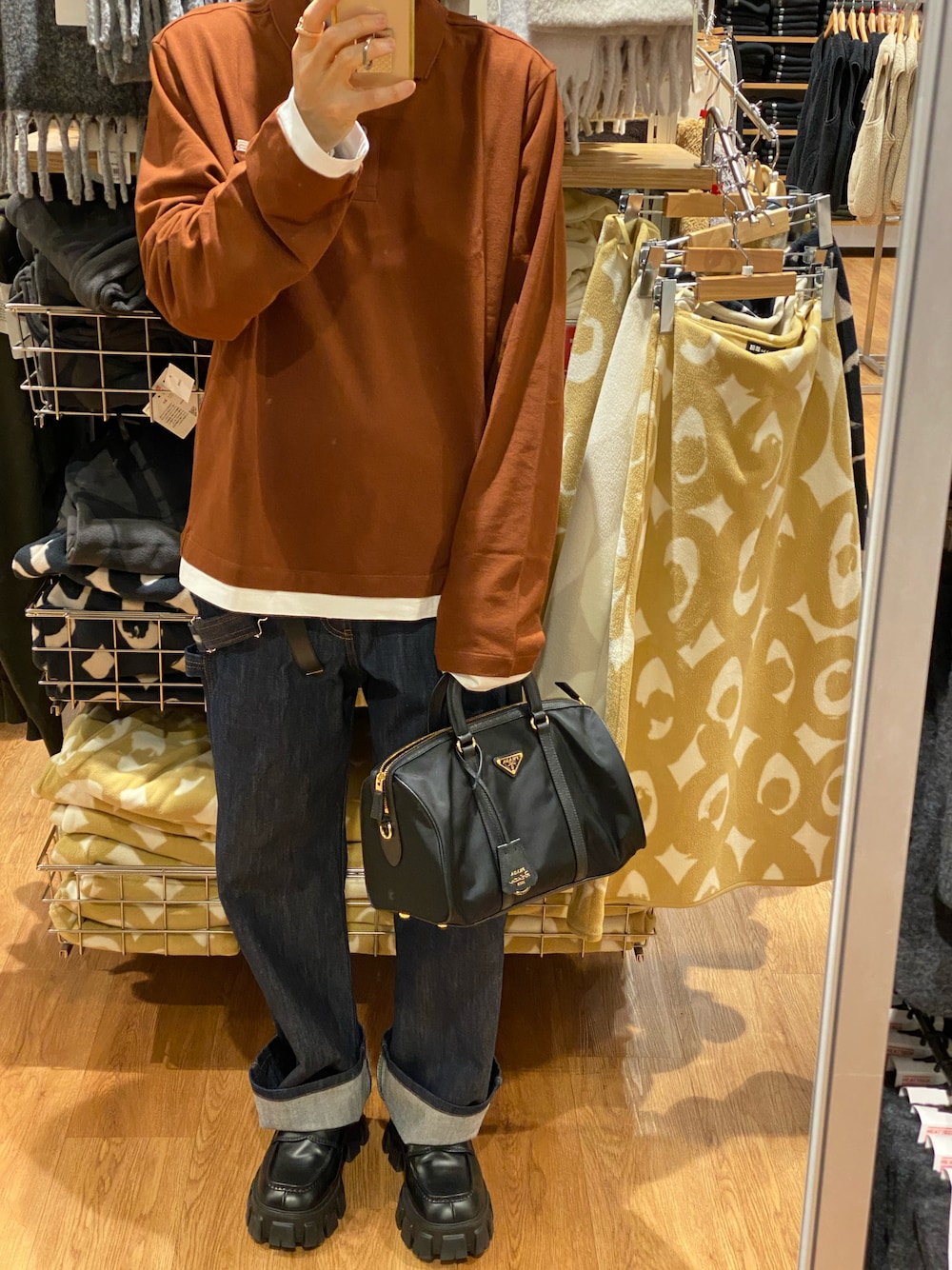 「秋っぽコーデ更新中、ブラウン、おでかけコーデ」｜「PRADAのアイテム（ポロシャツ、ブラウン系）」を使った、朧さん（メンズ・172cm）の秋コーディネートの1枚目の写真