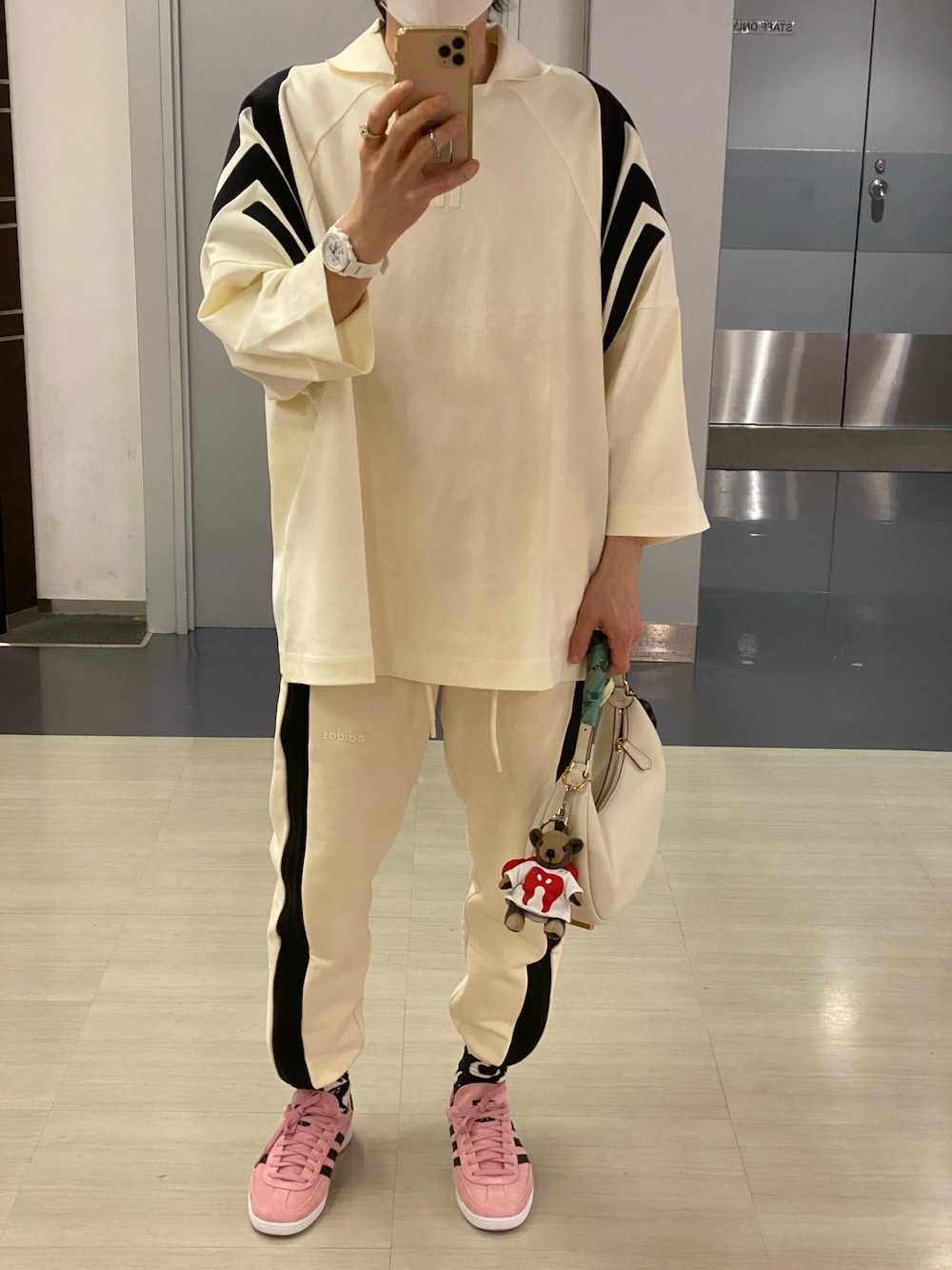 「春のNewスタイル、ワントーンコーデ、ホワイトコーデ、スポーツミックス」｜「PRADAのアイテム（ハット、ピンク系）」を使った、朧さん（メンズ・172cm）の春コーディネートの1枚目の写真