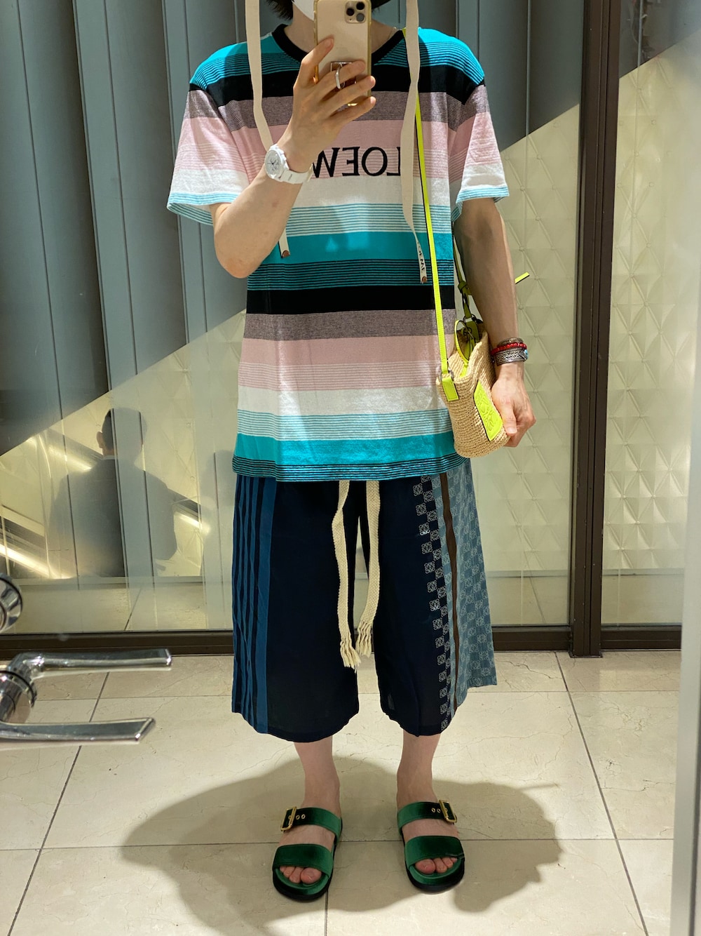 「夏コーデ、さらっと晴れやかスナップ、夏だ！Tシャツ着よう！、インディアンジュエリー」｜「LOEWEのLoewe Logo-Embroidered Striped Cotton-Jersey T-Shirt（Tシャツ/カットソー、その他）」を使った、朧さん（メンズ・172cm）の夏コーディネートの1枚目の写真