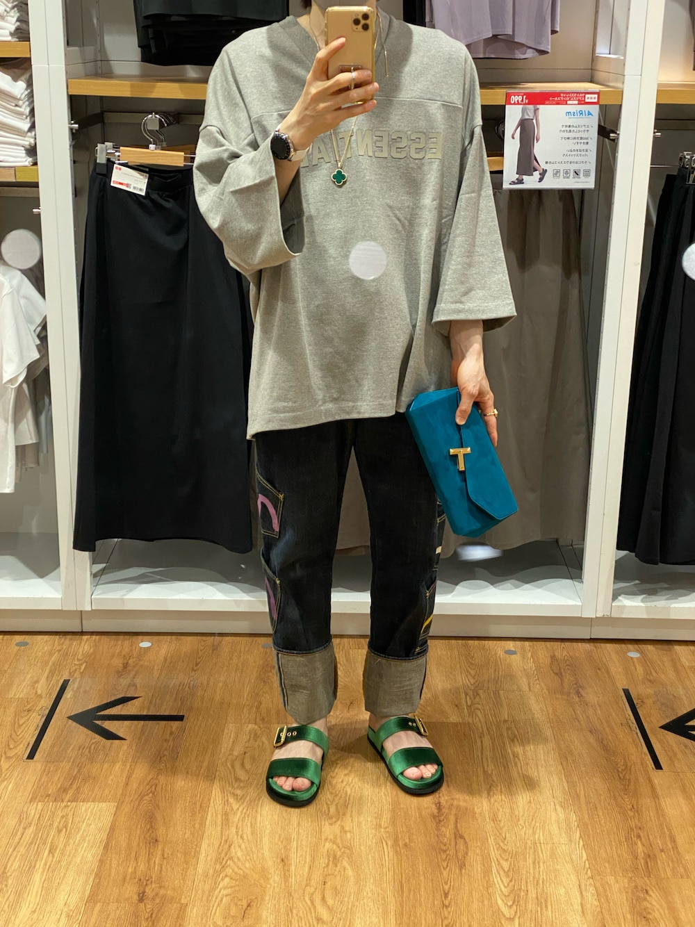 「夏コーデ、お出かけコーデ、休日スタイル、リラックススタイル、ビッグシルエット」｜「TIFFANY&Co.のアイテム（クラッチバッグ、グリーン系）」を使った、朧さん（メンズ・172cm）の夏コーディネートの1枚目の写真