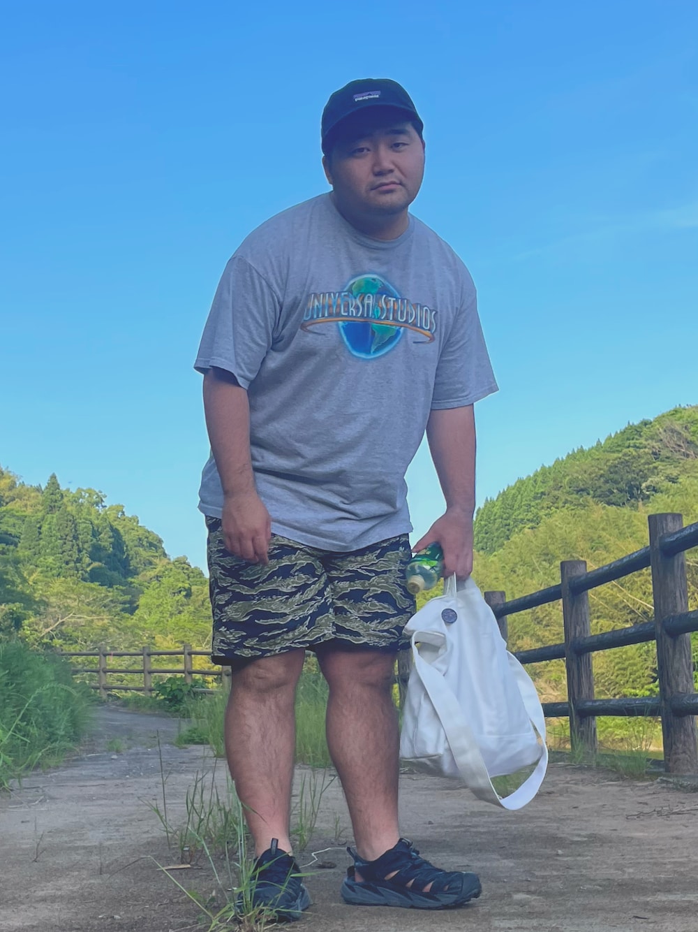 「休日スタイル、ぽっちゃり」｜「universal Studiosのアイテム（Tシャツ/カットソー、シルバー系）」を使った、げーひーさん（メンズ・160cm）の春コーディネートの1枚目の写真