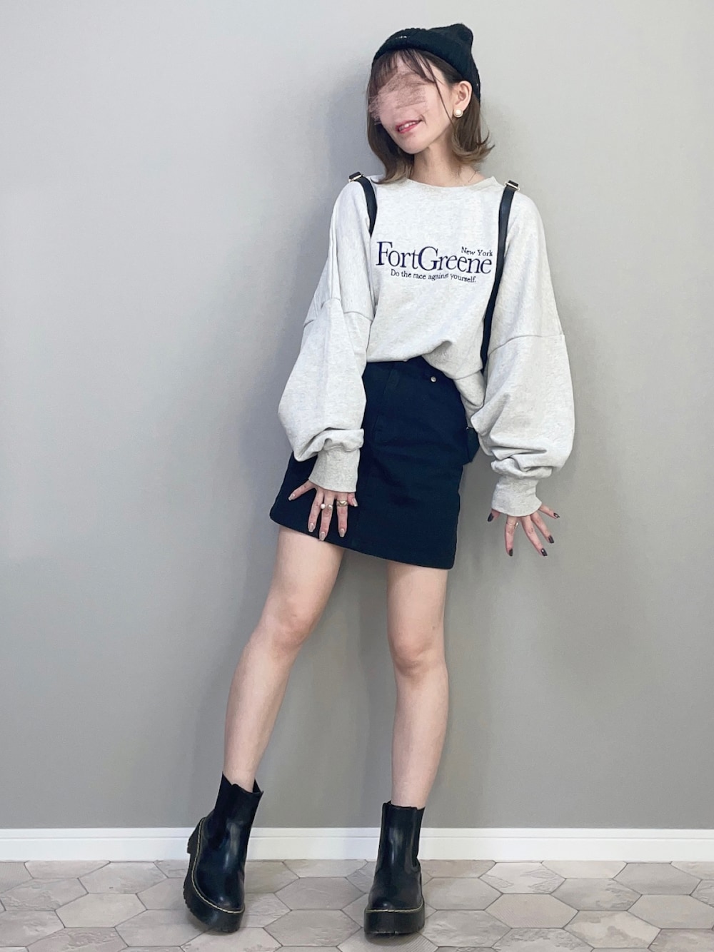 「秋服まるっと大公開、秋のコーデ、シンプル、スウェット、ブーツ、プチプラ、低身長、カジュアルコーデ、モノトーンコーデ、ニット帽、秋コーデ」｜「Ungridの【WEB限定】刺繍ロゴルーズスウェット（スウェット、グレー系）」を使った、ERIKAさん（レディース・152cm）の秋コーディネートの1枚目の写真