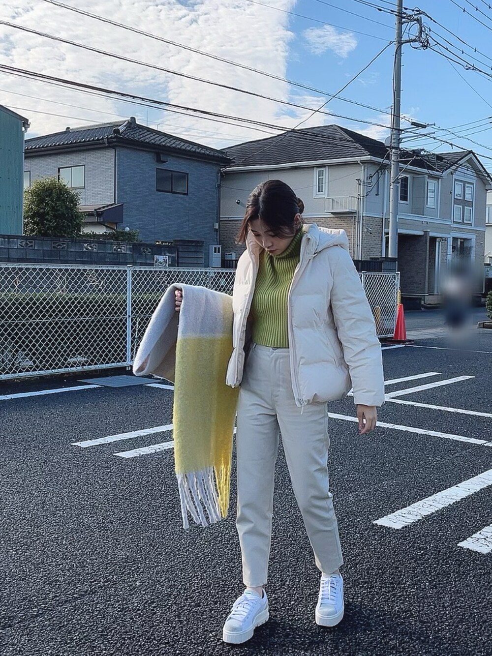 「オトナカジュアル、カジュアルコーデ、冬、シンプルコーデ、おしゃれさんと繋がりたい、ダウン、ダウンジャケット、ユニクロ、グレイル、プチプラコーデ、PUMA、スニーカーコーデ、あったかコーデ、休日コーデ、マフラー」｜「GRLのアイテム（パンツ、ホワイト系）」を使った、M♡さん（レディース・157cm）の冬コーディネートの1枚目の写真