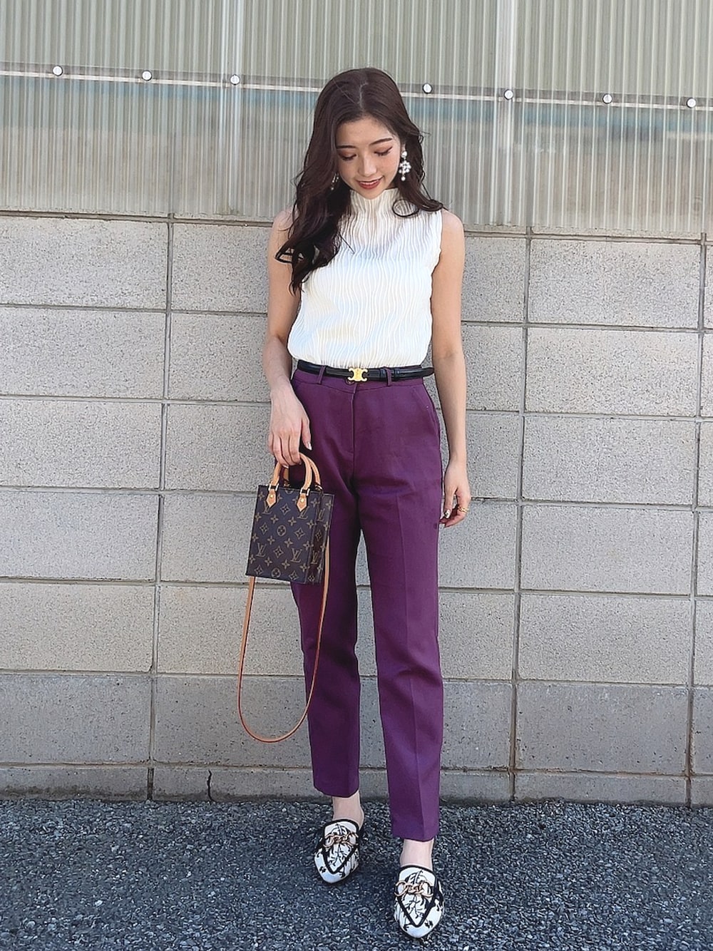 「オトナ女子、秋コーデ、大人コーデ、秋、ブラウス、キレイめ、プチプラ、CELINE、カラーパンツ、ミニバッグ、パンツコーデ、dholic、きれいめカジュアル、シアーシャツ、shein」｜「DHOLICのスリムスラックス（スラックス、パープル系）」を使った、M♡さん（レディース・157cm）の秋コーディネートの1枚目の写真