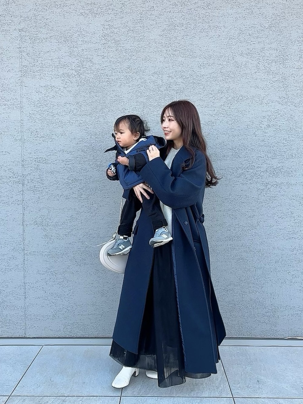 「今日のコーデ、プチプラ、stylemixer、大人カジュアルコーデ、ママコーデ、ママファッション、GU、UNIQLO、ネイビー、チュールスカート、New Balance、リンクコーデ、親子コーデ、ロングコート、オトナカジュアル」｜「NEW BALANCEの《New Balance》NW515（スニーカー、グレー系）」を使った、M♡さん（レディース・157cm）の春コーディネートの1枚目の写真
