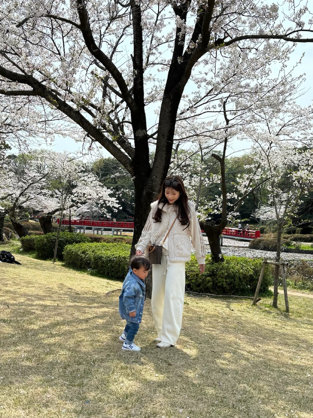 「公園、GU、adidas、スウェット、ホワイトコーデ、ワントーンコーデ、H&M、デニムジャケット、デニムパンツ、春服、大人カジュアルコーデ、ママコーデ、ママファッション、プチプラ、パンツコーデ」｜「adidasのエッセンシャルズ プラス スリーストライプス フレンチテリー クルーネックスウェットシャツ / トレーナー / アディダス adidas（スウェット、ホワイト系）」を使った、M♡さん（レディース・157cm）の春コーディネートの1枚目の写真