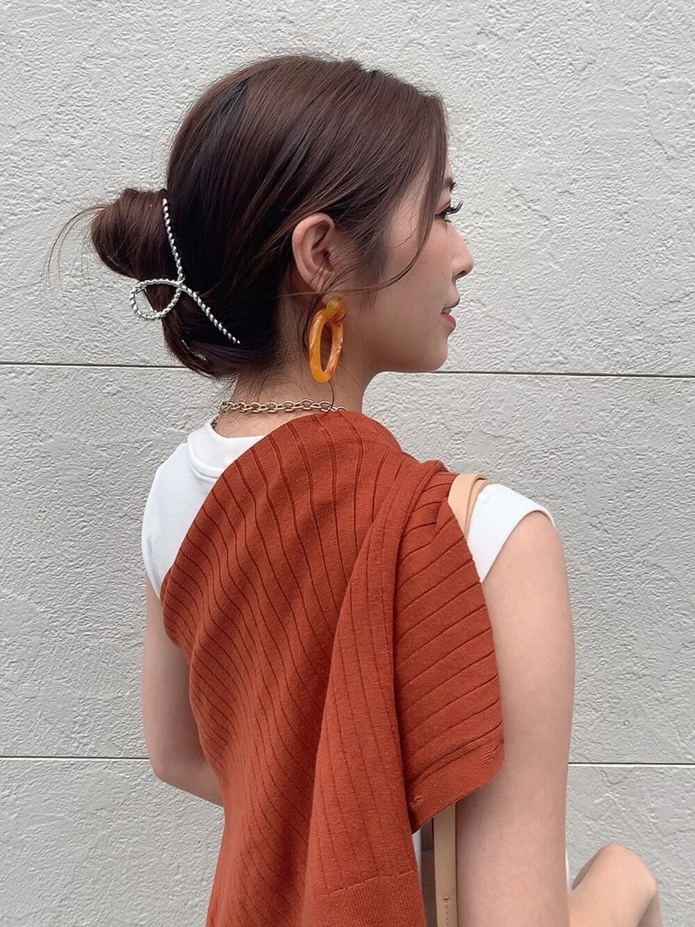 「シンプルコーデ、ヘアアレンジ、ヘアアクセ、いいね、save、フォローお願いします🤑、秋服準備はじめました、たすき掛け、アップスタイル、大人カジュアル、着回しコーデ、カーディガン、ブラウン、ユニクロ、3coins、アクセサリー、オトナ女子」｜「3coinsのアイテム（ヘアアクセサリー、シルバー系）」を使った、M♡さん（レディース・157cm）の夏コーディネートの1枚目の写真
