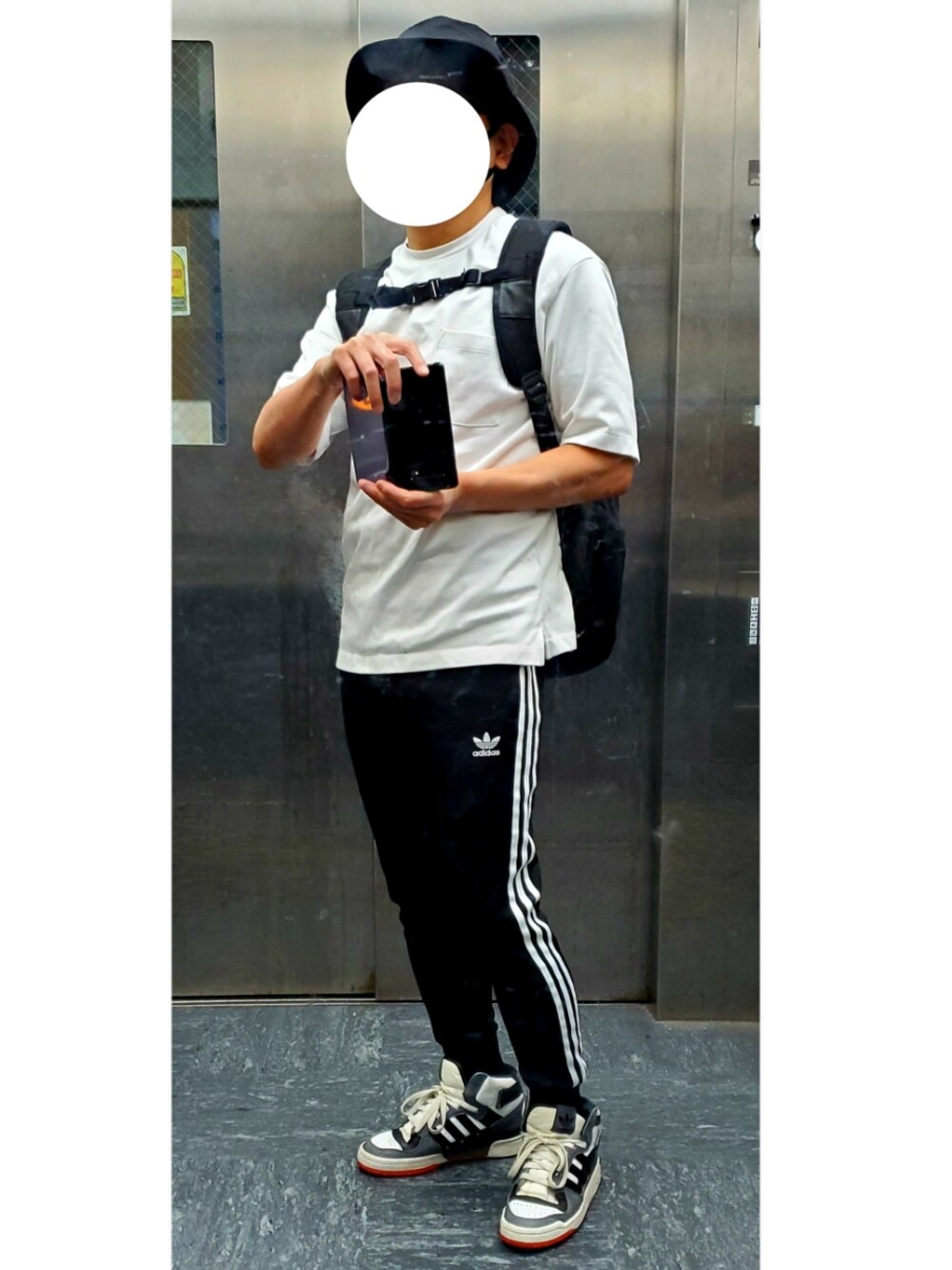 「白Tシャツ、ジャージ、ジャージーパンツ、スポーツミックス、adidas、adidas originals、アディダス、スニーカーコーデ、休日スタイル」｜「adidasのトラックパンツ [SST TRACK PANTS] アディダスオリジナルス（スウェットパンツ、ブラック系）」を使った、YU163さん（メンズ・167cm）の夏コーディネートの1枚目の写真