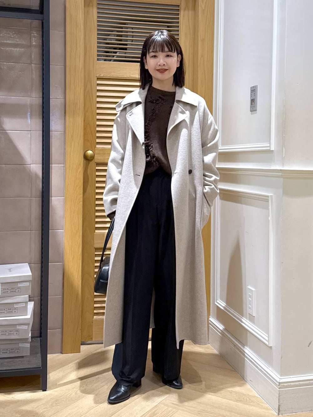 「コート、体型カバー、着痩せ・細見え、カジュアル、ママコーデ、冬コーデ、SNAP_apart by lowrys、骨格ウェーブ、高身長、apart by lowrys、ニット、ロングコート、冬アウター、ワイドパンツ、スラックス」｜「A part byのカシープ3WAYスタンドロングコート（ステンカラーコート、ベージュ系）」を使った、yoshiさん（レディース・164cm）の冬コーディネートの1枚目の写真