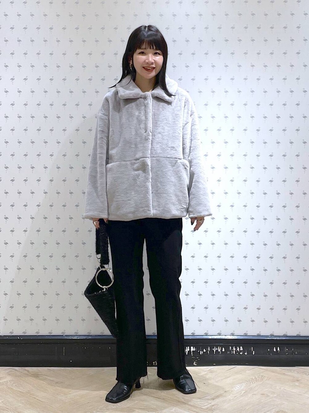「秋コーデ、冬コーデ、体型カバー、着痩せ・細見え、カジュアル、ママコーデ、SNAP_apart by lowrys、高身長、apart by lowrys、e/rm、ジャケット、コート、デニムパンツ、ブーツ、ショートブーツ」｜「e/rmの【e/rm】ファージャケット（その他アウター、グレー系）」を使った、yoshiさん（レディース・164cm）の冬コーディネートの1枚目の写真