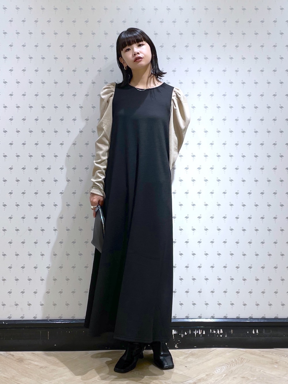 「秋コーデ、シンプルコーデ、大人カジュアル、秋先取りコーデ、休日スタイル、キレイめカジュアル、ワンピース、きれいめコーディネート、23AW秋の新作、ロングワンピース、初秋コーデ、ミニバッグ、ブーツ、ママファッション、骨格ウェーブ」｜「e/rmの【e/rm】テクスチャーカタパフワンピース　235182（ワンピース、ベージュ系）」を使った、yoshiさん（レディース・164cm）の秋コーディネートの1枚目の写真