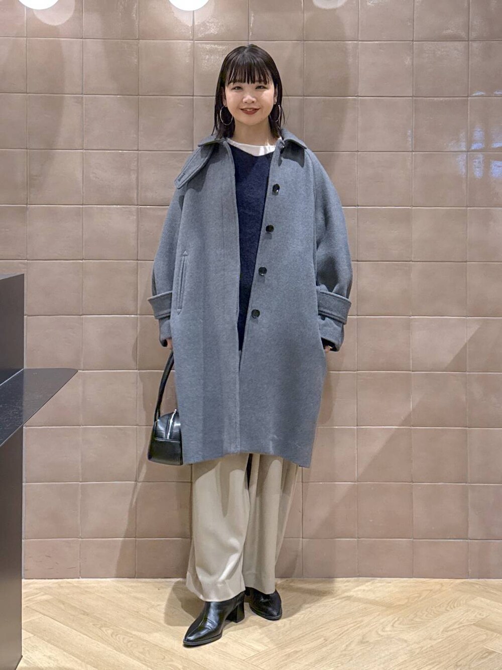 「ワイドパンツ、体型カバー、着痩せ・細見え、カジュアル、ママコーデ、冬コーデ、SNAP_apart by lowrys、骨格ウェーブ、高身長、apart by lowrys、コート、ロングコート、冬アウター、ロンT、ニット」｜「A part byのCNラクーンコン2WAYニット（ニット/セーター、ブルー系）」を使った、yoshiさん（レディース・164cm）の冬コーディネートの1枚目の写真
