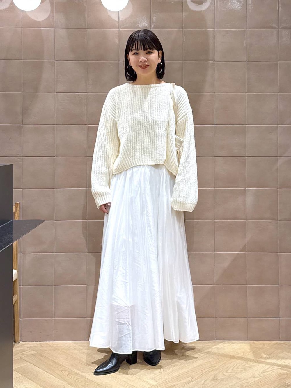 「体型カバー、着痩せ・細見え、カジュアル、ママコーデ、冬コーデ、SNAP_apart by lowrys、骨格ウェーブ、高身長、apart by lowrys、ニット、e/rm、ロングスカート、トートバッグ、ショートブーツ」｜「A part byのソフトストレッチショートブーツ（ブーツ、ブラック系）」を使った、yoshiさん（レディース・164cm）の冬コーディネートの1枚目の写真