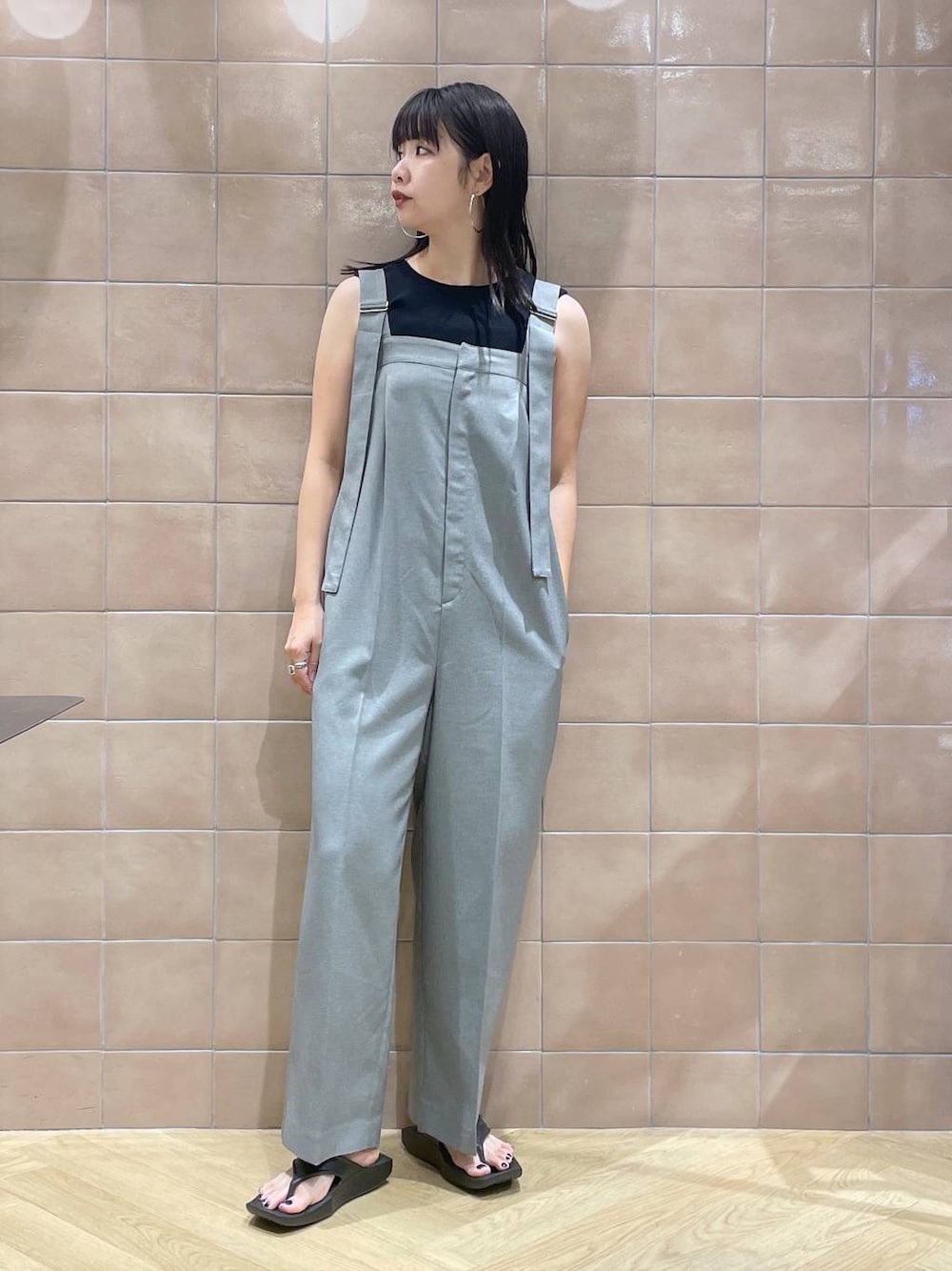 「サロペット、体型カバー、着痩せ・細見え、カジュアル、ママコーデ、夏コーデ、SNAP_apart by lowrys、骨格ウェーブ、高身長、apart by lowrys、タンクトップ、サンダル」｜「A part byの2WAYニット_ノースリーブ（タンクトップ、ブラック系）」を使った、yoshiさん（レディース・164cm）の春コーディネートの1枚目の写真