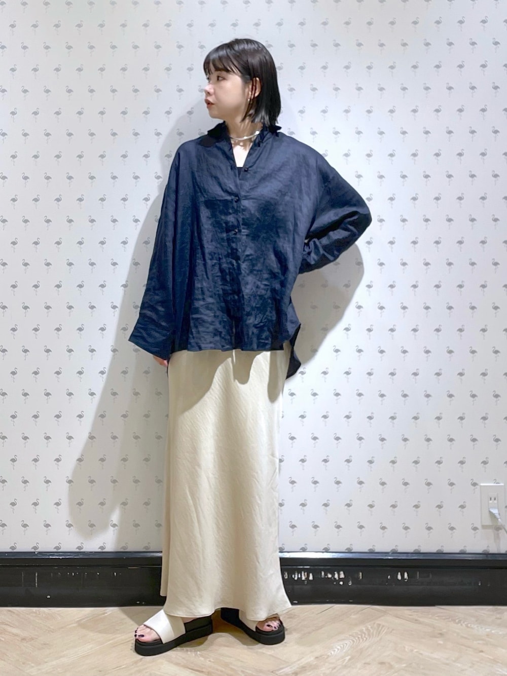 「シャツスタイル、リネンシャツ、ロングスカート、スカート、サテンスカート、サンダルコーデ、厚底シューズ、ラフコーデ、apartbylowrys、アパートバイローリーズ、30代コーデ、ママコーデ、骨格ウェーブ、オトナカジュアル、シンプルコーデ」｜「A part byのフレンチリネンシャツ/WEB先行予約（トップス、ブルー系）」を使った、yoshiさん（レディース・164cm）の春コーディネートの1枚目の写真