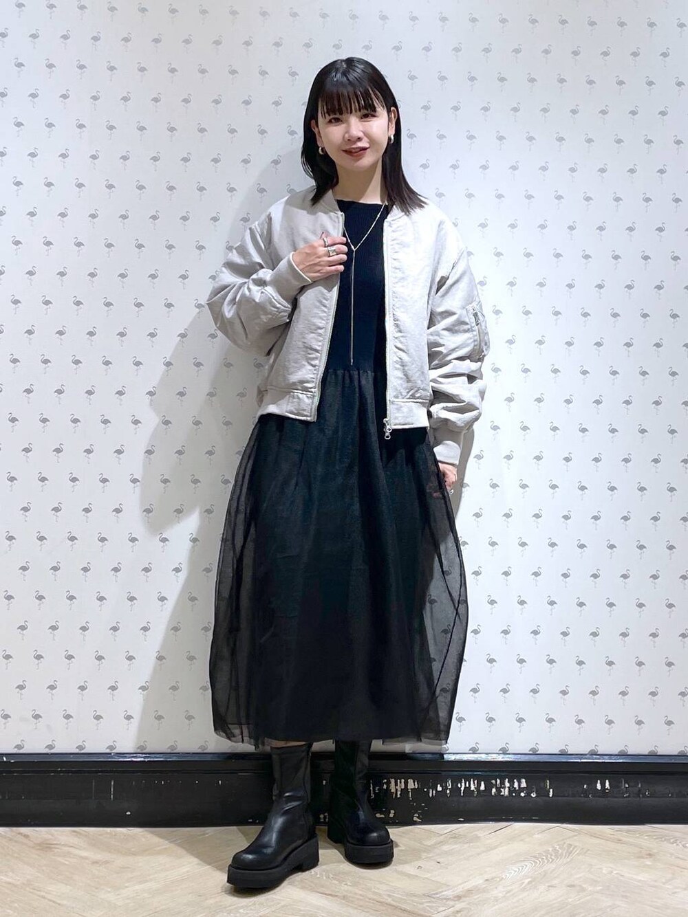 「体型カバー、着痩せ・細見え、カジュアル、ママコーデ、春コーデ、SNAP_apart by lowrys、高身長、apart by lowrys、MA-1、ワンピース、ネックレス、ブーツ、ショートブーツ、休日コーデ」｜「A part byのチュールニットドッキングワンピース（ワンピース、ブラック系）」を使った、yoshiさん（レディース・164cm）の冬コーディネートの1枚目の写真