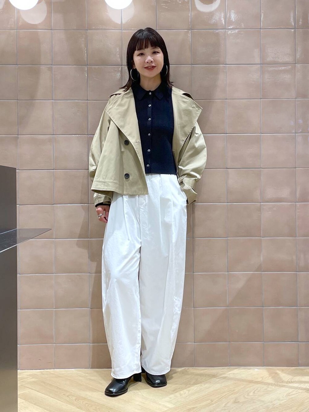 「体型カバー、着痩せ・細見え、カジュアル、ママコーデ、秋コーデ、SNAP_apart by lowrys、骨格ウェーブ、高身長、apart by lowrys、トレンチコート、カーディガン、ニット、ワイドパンツ、パンプス、秋冬新作」｜「A part byのタイトショートカーディガン（カーディガン/ボレロ、ブラック系）」を使った、yoshiさん（レディース・164cm）の秋コーディネートの1枚目の写真