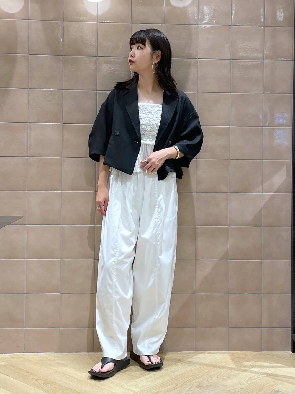 「体型カバー、着痩せ・細見え、カジュアル、ママコーデ、夏コーデ、SNAP_apart by lowrys、骨格ウェーブ、高身長、apart by lowrys、ジャケット、リネン・透けアイテム、セールミックスコーデ_apart by lowrys、ビスチェ、ワイドパンツ、サンダル」｜「A part byのイージーコクーンパンツ（その他パンツ、ホワイト系）」を使った、yoshiさん（レディース・164cm）の夏コーディネートの1枚目の写真