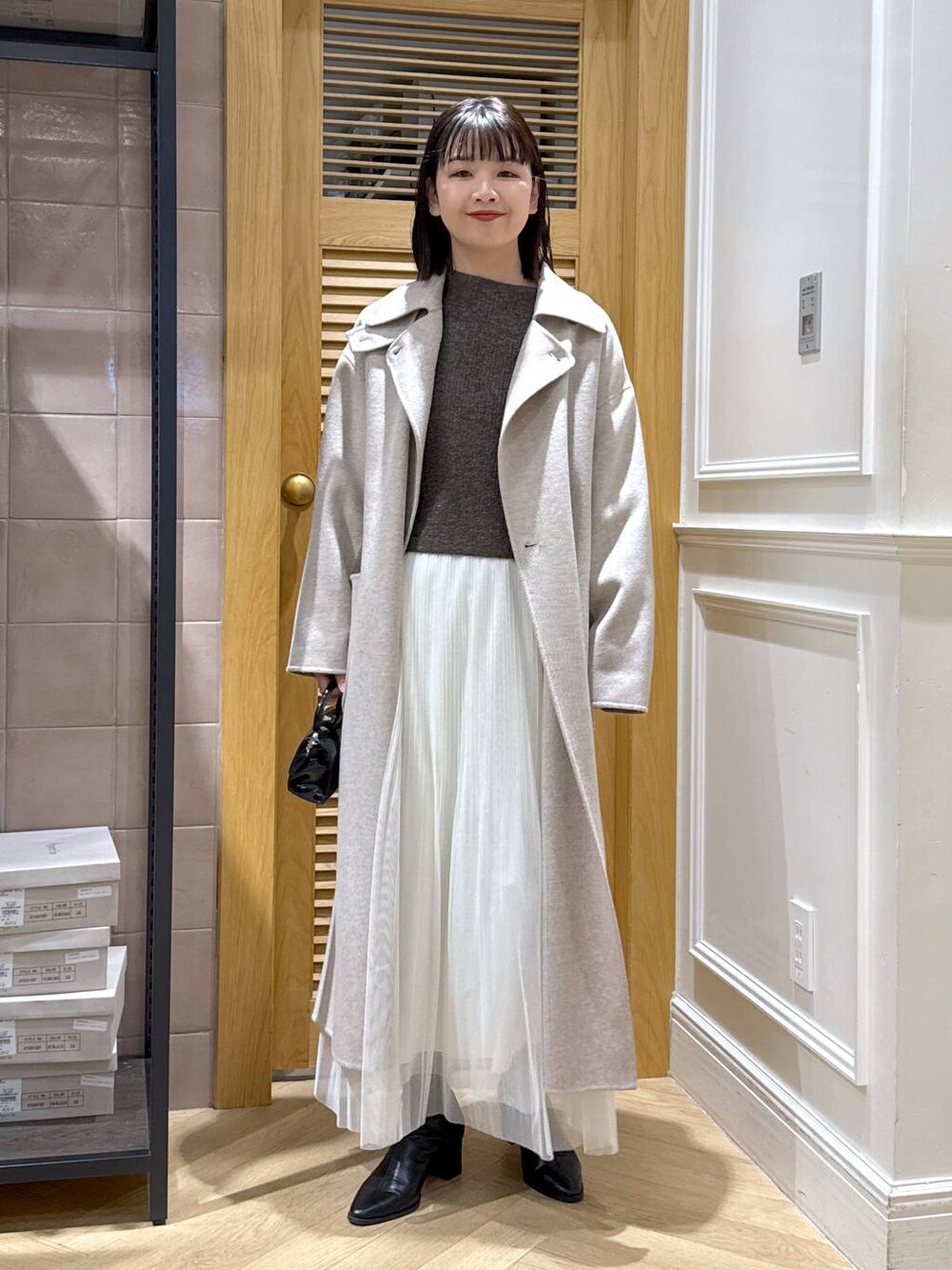 「体型カバー、着痩せ・細見え、カジュアル、ママコーデ、冬コーデ、SNAP_apart by lowrys、骨格ウェーブ、高身長、apart by lowrys、ニット、チュールスカート、ショートブーツ、バッグ、ロングコート、冬アウター」｜「A part byのラメチュールプリーツスカート（スカート、ホワイト系）」を使った、yoshiさん（レディース・164cm）の冬コーディネートの1枚目の写真