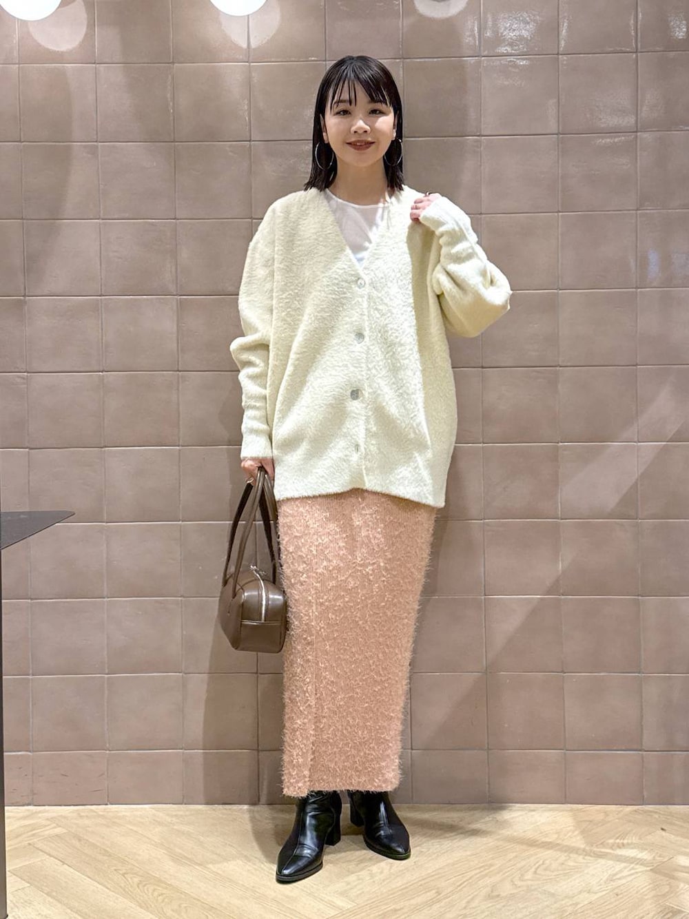 「体型カバー、着痩せ・細見え、カジュアル、ママコーデ、冬コーデ、SNAP_apart by lowrys、骨格ウェーブ、高身長、apart by lowrys、ロンT、ニット、カーディガン、e/rm、ロングスカート、バッグ」｜「A part byのソフトストレッチショートブーツ（ブーツ、ブラック系）」を使った、yoshiさん（レディース・164cm）の冬コーディネートの1枚目の写真