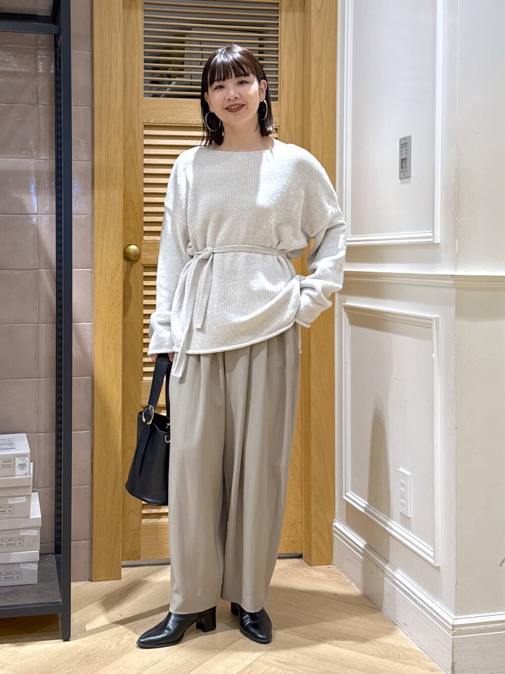 「体型カバー、着痩せ・細見え、カジュアル、ママコーデ、冬コーデ、SNAP_apart by lowrys、骨格ウェーブ、高身長、apart by lowrys、ニット、e/rm、スラックス、バッグ、ショートブーツ」｜「A part byのスラックスコクーンボリュームパンツ（スラックス、ベージュ系）」を使った、yoshiさん（レディース・164cm）の冬コーディネートの1枚目の写真
