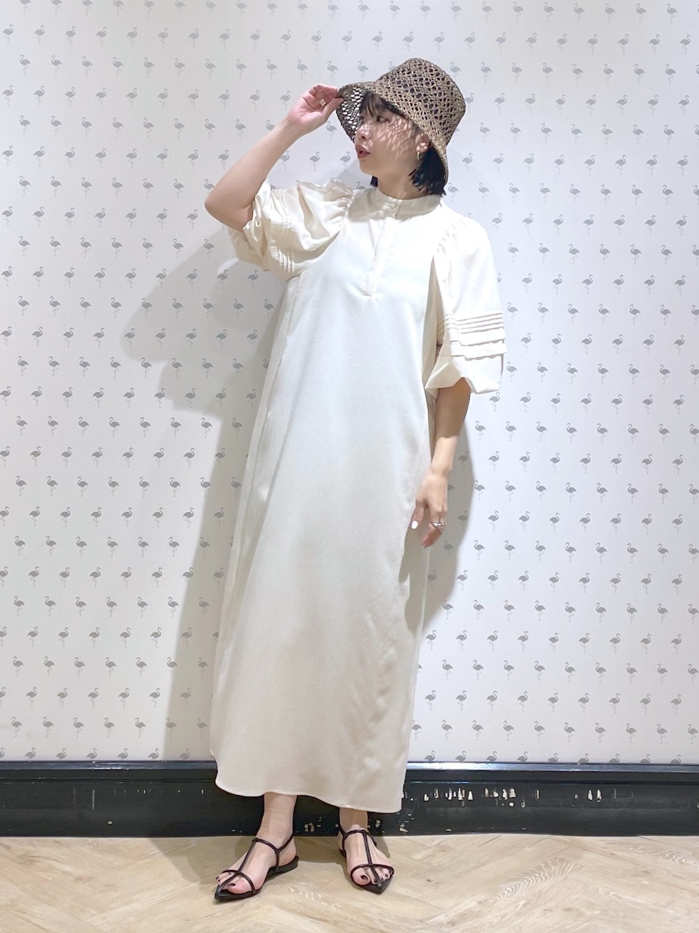 「ハット、ワンピース、ワンピーススタイル、ワンピースコーデ、サンダルコーデ、おでかけコーデ、デート、休日スタイル、apartbylowrys、アパートバイローリーズ、30代コーデ、ママコーデ、骨格ウェーブ、楽チンコーデ、オトナカジュアル」｜「A part byのバルーンタックソデワンピース（ワンピース、ホワイト系）」を使った、yoshiさん（レディース・164cm）の春コーディネートの1枚目の写真