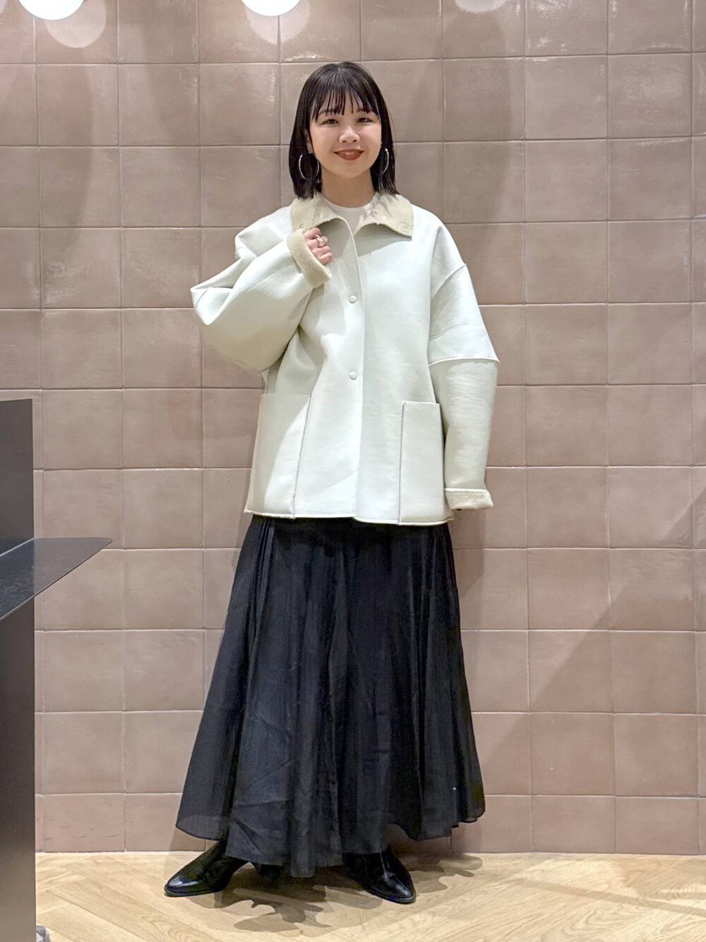 「セールミックスコーデ_apart by lowrys、体型カバー、着痩せ・細見え、カジュアル、ママコーデ、冬コーデ、SNAP_apart by lowrys、骨格ウェーブ、高身長、apart by lowrys、ニット、冬アウター、レザー、ムートンコート、ロングスカート」｜「A part byの14Gシアーウールプルオーバー（ニット/セーター、ホワイト系）」を使った、yoshiさん（レディース・164cm）の冬コーディネートの1枚目の写真