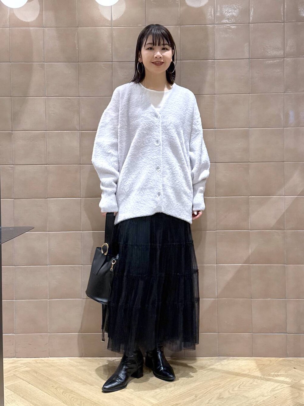 「体型カバー、着痩せ・細見え、カジュアル、ママコーデ、冬コーデ、SNAP_apart by lowrys、骨格ウェーブ、高身長、apart by lowrys、ニット、カーディガン、ロンT、e/rm、チュールスカート、バッグ」｜「A part byのチュールティアードスカート（スカート、ブラック系）」を使った、yoshiさん（レディース・164cm）の冬コーディネートの1枚目の写真