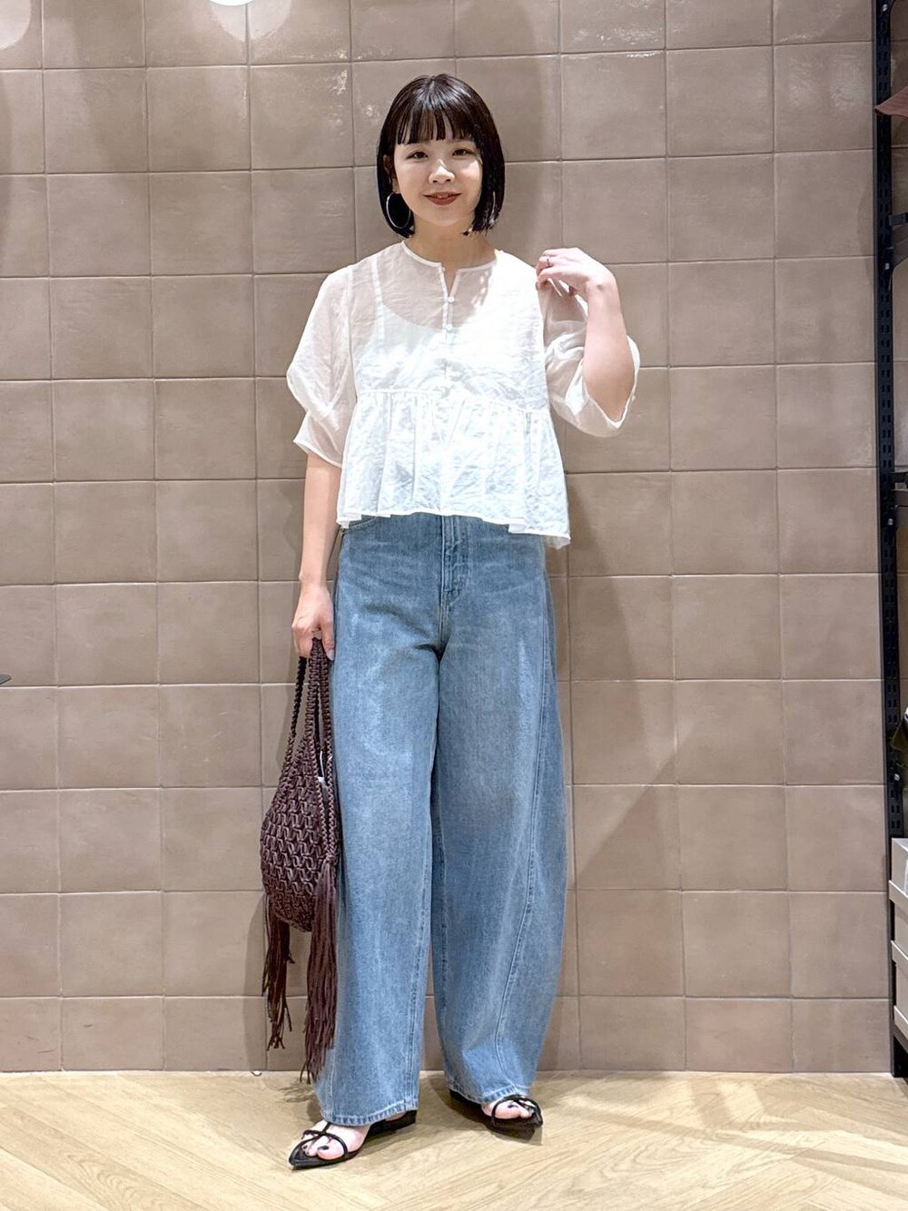 「体型カバー、着痩せ・細見え、カジュアル、ママコーデ、春コーデ、SNAP_apart by lowrys、骨格ウェーブ、高身長、apart by lowrys、ブラウス、シアートップス、カップ付きインナー、デニムパンツ、サンダル、夏のお手入れらくらくワイドパンツ_studio CLIP」｜「A part byのApbコクーンデニムパンツ（デニムパンツ、ブルー系）」を使った、yoshiさん（レディース・164cm）の春コーディネートの1枚目の写真