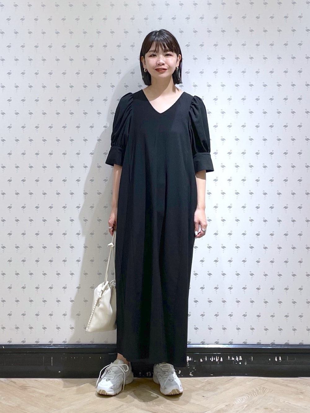 「ワンピース、ワンピーススタイル、ワンピース×スニーカー、ワンピースコーデ、スニーカー女子、巾着バッグ、ラクチンコーデ、オトナカジュアル、apartbylowrys、アパートバイローリーズ、30代コーデ、骨格ウェーブ、ママコーデ」｜「A part byのバックシャンワンピース（ワンピース、ブラック系）」を使った、yoshiさん（レディース・164cm）の春コーディネートの1枚目の写真