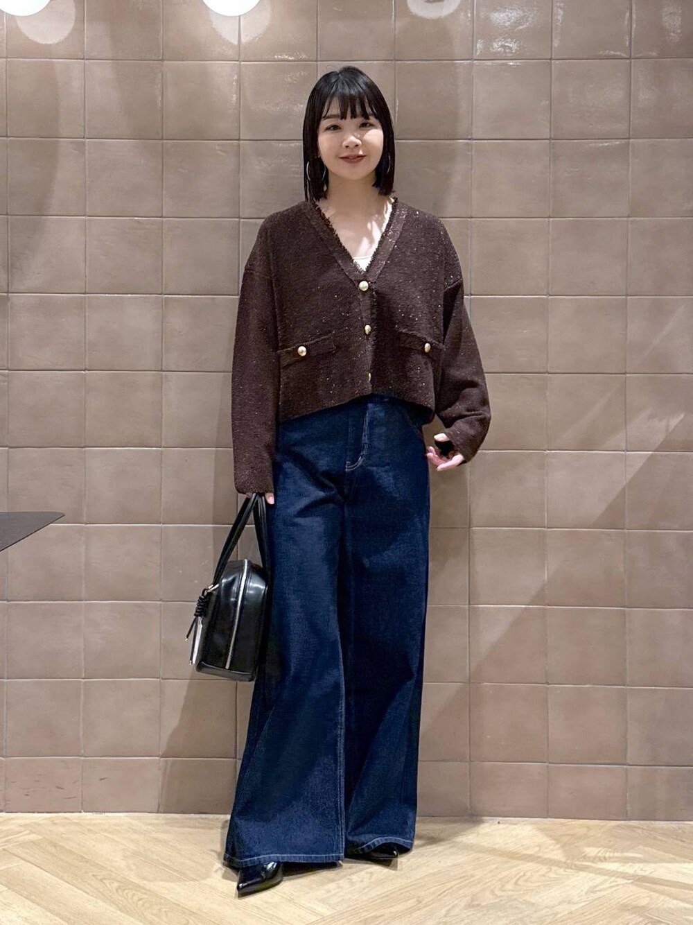 「体型カバー、着痩せ・細見え、カジュアル、ママコーデ、春コーデ、SNAP_apart by lowrys、骨格ウェーブ、高身長、apart by lowrys、カーディガン、カップ付きインナー、デニムパンツ、ボストンバッグ、パンプス」｜「A part byのソフトボストンバッグ（ボストンバッグ、ブラック系）」を使った、yoshiさん（レディース・164cm）の春コーディネートの1枚目の写真