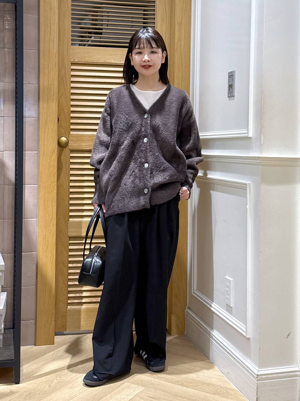 「体型カバー、着痩せ・細見え、カジュアル、ママコーデ、冬コーデ、SNAP_apart by lowrys、骨格ウェーブ、高身長、apart by lowrys、e/rm、ニット、カーディガン、ロンT、ワイドパンツ、スラックス」｜「A part byのラメリブシアー_長袖（Tシャツ/カットソー、ホワイト系）」を使った、yoshiさん（レディース・164cm）の冬コーディネートの1枚目の写真