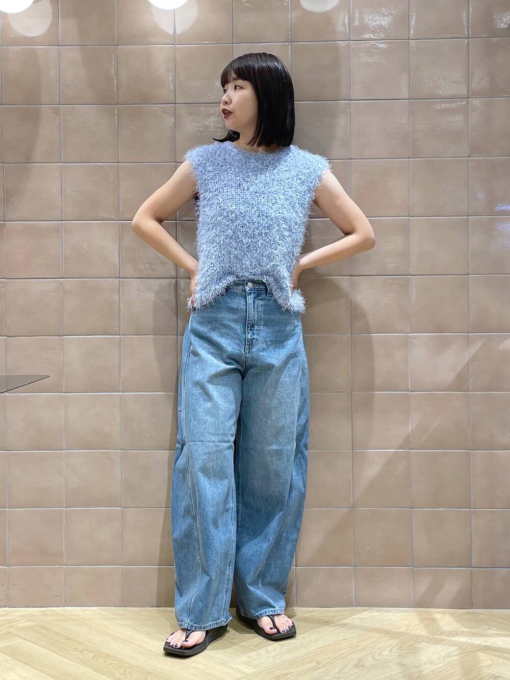 「体型カバー、着痩せ・細見え、デニムパンツ、ワントーン、サンダル、カジュアル、ママコーデ、夏コーデ、SNAP_apart by lowrys、骨格ウェーブ、高身長、apart by lowrys、ベスト、ニット」｜「muleboyの【セレクト】muleboy＿シャープスクエアトゥサンダル（サンダル、ブラック系）」を使った、yoshiさん（レディース・164cm）の夏コーディネートの1枚目の写真