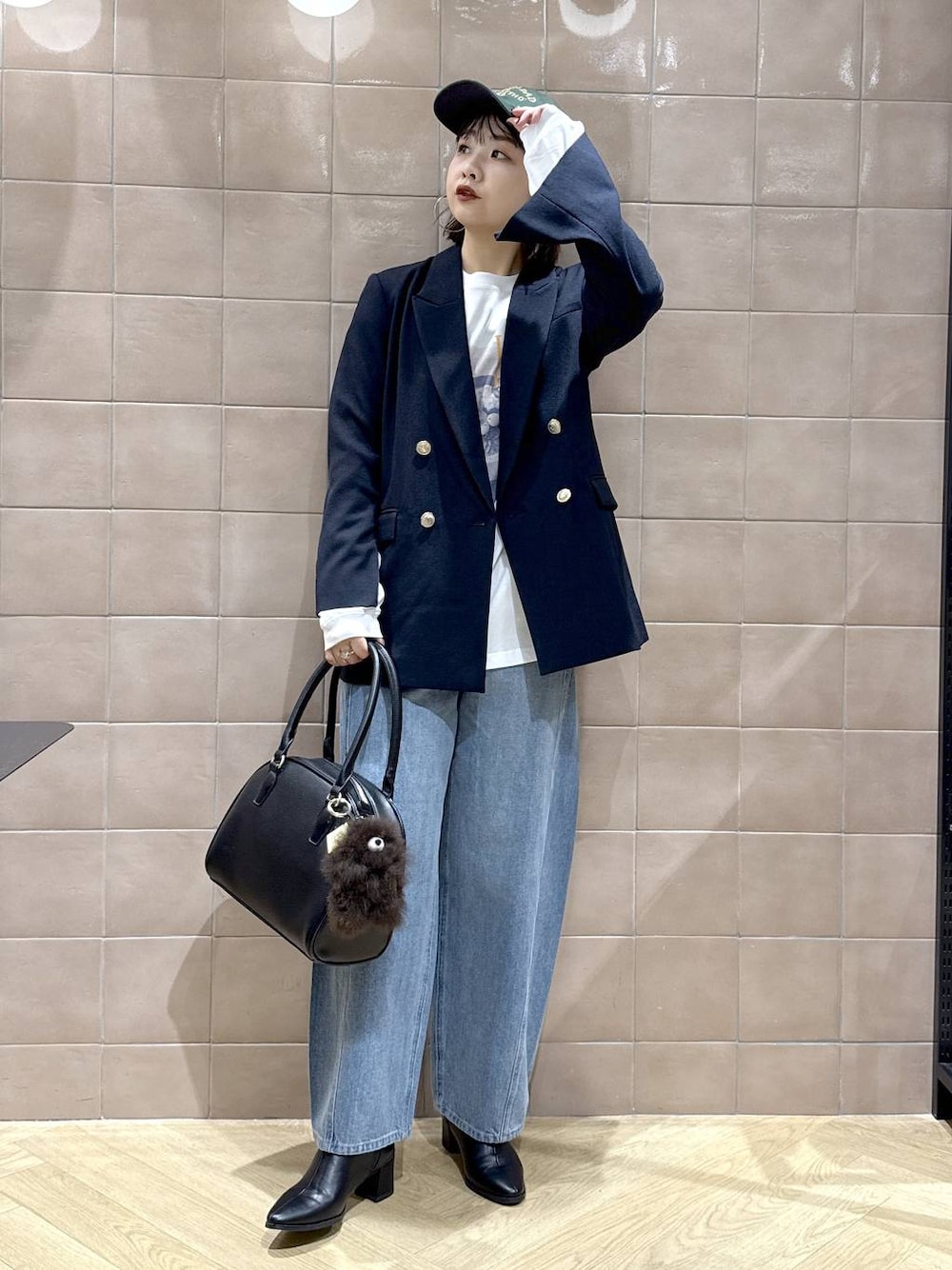 ブルー系のデニムパンツ、ブラック系のブーツ、ブルー系のテーラードジャケットを着用したレディースの秋コーディネートの1枚目の写真