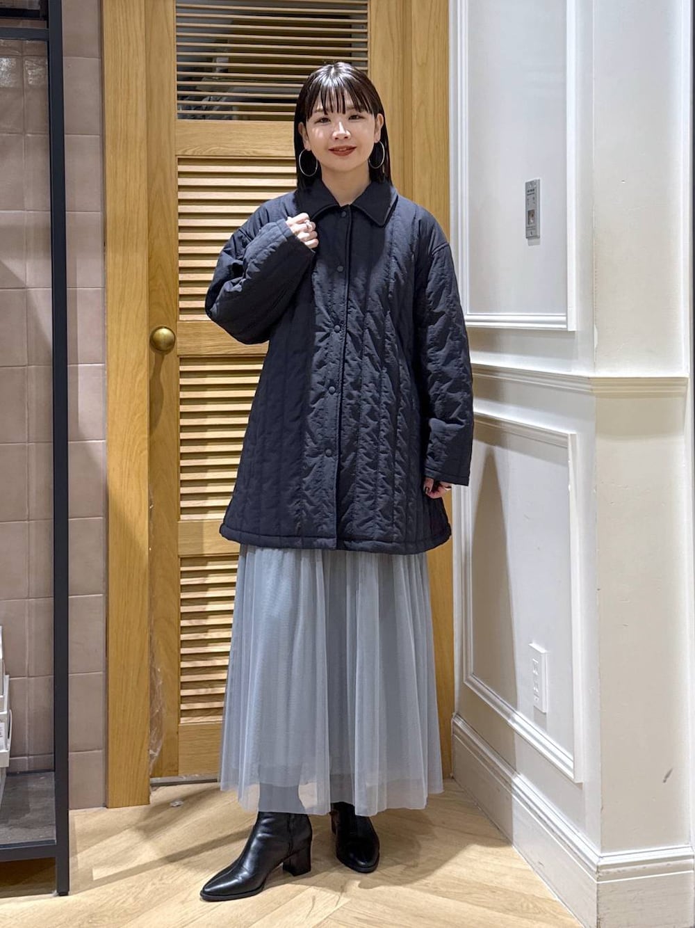 「体型カバー、着痩せ・細見え、カジュアル、ママコーデ、冬コーデ、SNAP_apart by lowrys、骨格ウェーブ、高身長、apart by lowrys、エアサーマル、冬アウター、チュールスカート、セールミックスコーデ_apart by lowrys、ショートブーツ」｜「A part byのラメチュールプリーツスカート（スカート、グレー系）」を使った、yoshiさん（レディース・164cm）の冬コーディネートの1枚目の写真