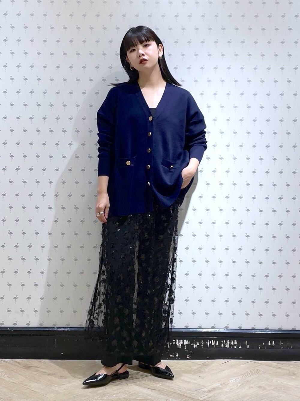 「体型カバー、着痩せ・細見え、スラックス、パンプス、きれいめ、休日コーデ、カジュアル、ママコーデ、春コーデ、SNAP_apart by lowrys、高身長、apart by lowrys、カーディガン、キャミワンピース、ワイドパンツ」｜「A part byのＣ＊ベスト＆フレアパンツセットアップ（パンツドレス、ブラック系）」を使った、yoshiさん（レディース・164cm）の冬コーディネートの1枚目の写真