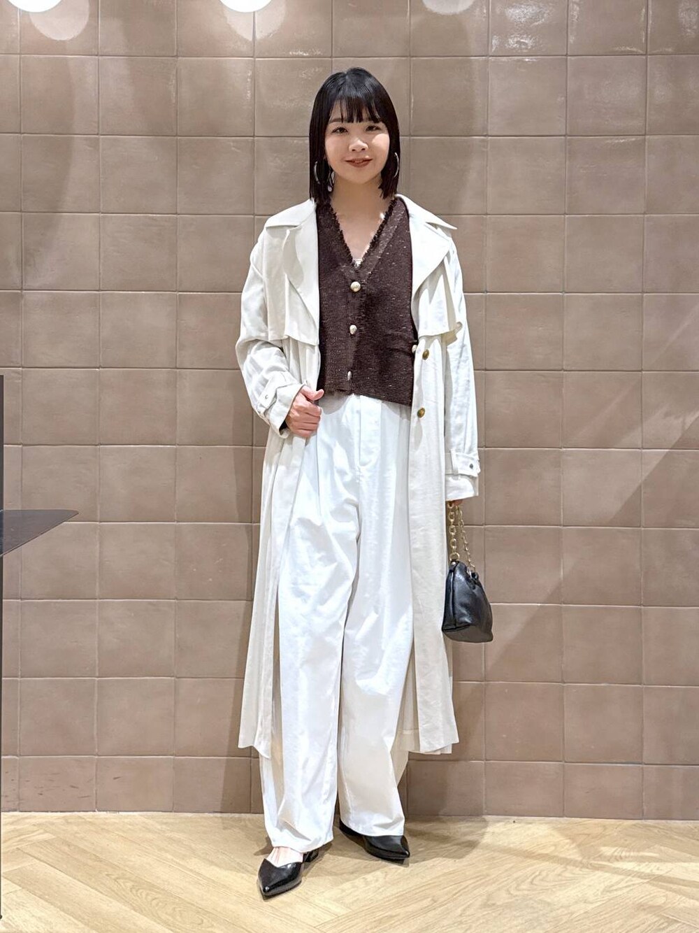 「体型カバー、着痩せ・細見え、カジュアル、ママコーデ、春コーデ、SNAP_apart by lowrys、骨格ウェーブ、高身長、apart by lowrys、トレンチコート、カップ付きインナー、カーディガン、ワイドパンツ、パンプス、バッグ」｜「bijorieの【bijorie】ベストボディブラ ブラトップ／NEW BASIC 25SS（ブラジャー、ホワイト系）」を使った、yoshiさん（レディース・164cm）の春コーディネートの1枚目の写真