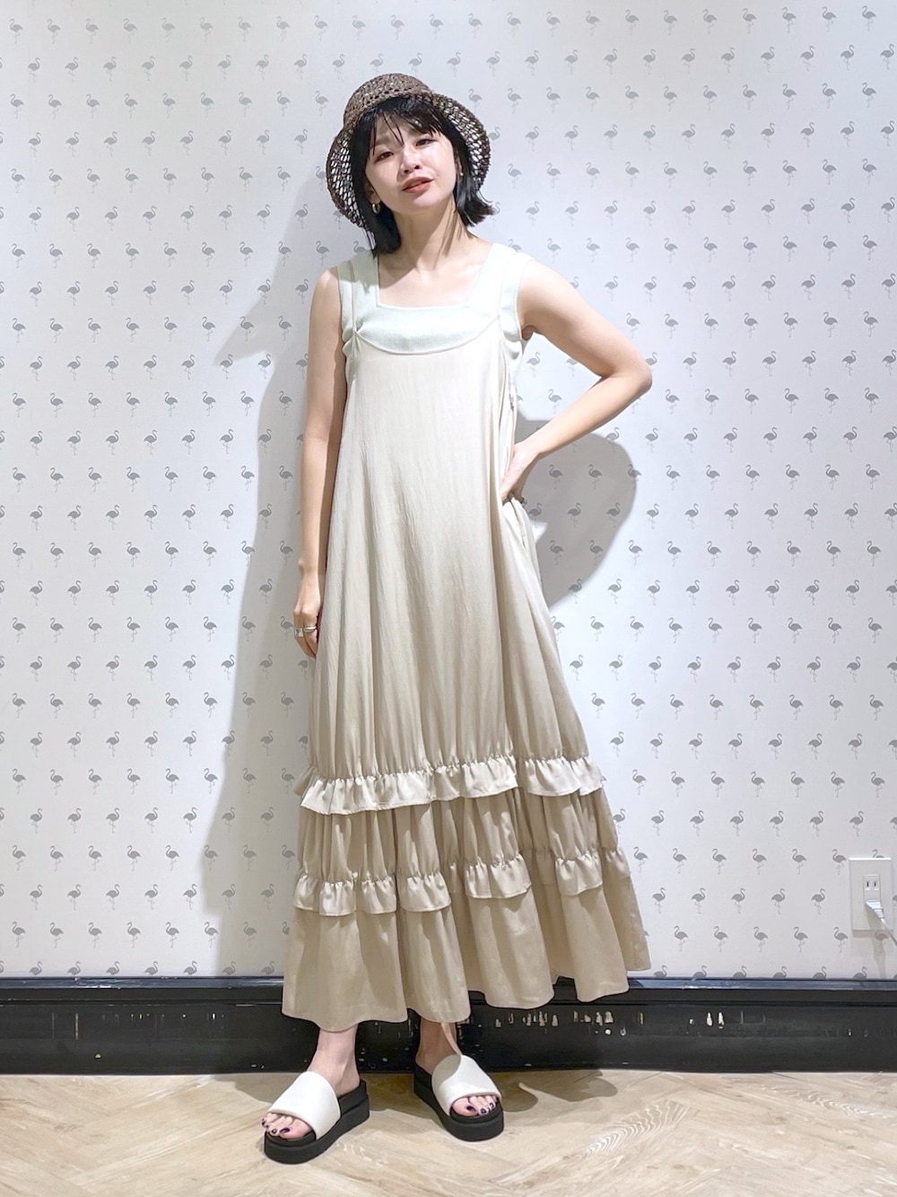 「ハット、キャミワンピ、ニットタンク、サンダルコーデ、厚底サンダル、おでかけコーデ、デート、休日スタイル、オトナカジュアル、apartbylowrys、アパートバイローリーズ、30代コーデ、骨格ウェーブ、ママコーデ」｜「A part byの【セレクト】スカシアミバケットハット（ハット、ブラウン系）」を使った、yoshiさん（レディース・164cm）の春コーディネートの1枚目の写真
