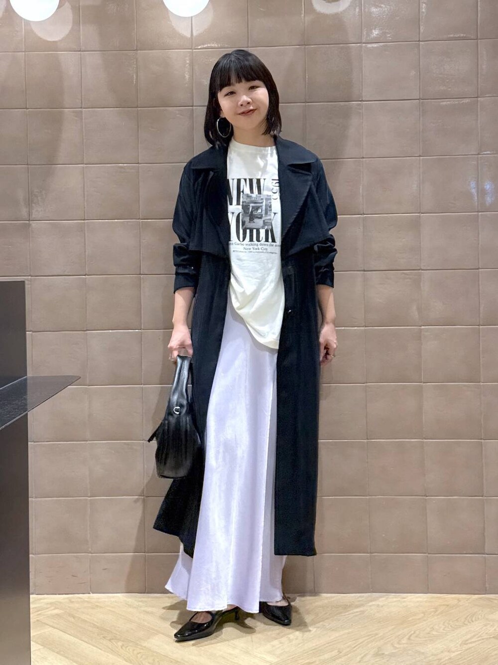 「体型カバー、着痩せ・細見え、カジュアル、ママコーデ、春コーデ、SNAP_apart by lowrys、骨格ウェーブ、高身長、apart by lowrys、Tシャツ、トレンチコート、セールミックスコーデ_apart by lowrys、ロングスカート、パンプス、バッグ」｜「A part byのワンショルカナグツキバッグ（ハンドバッグ、ブラック系）」を使った、yoshiさん（レディース・164cm）の春コーディネートの1枚目の写真