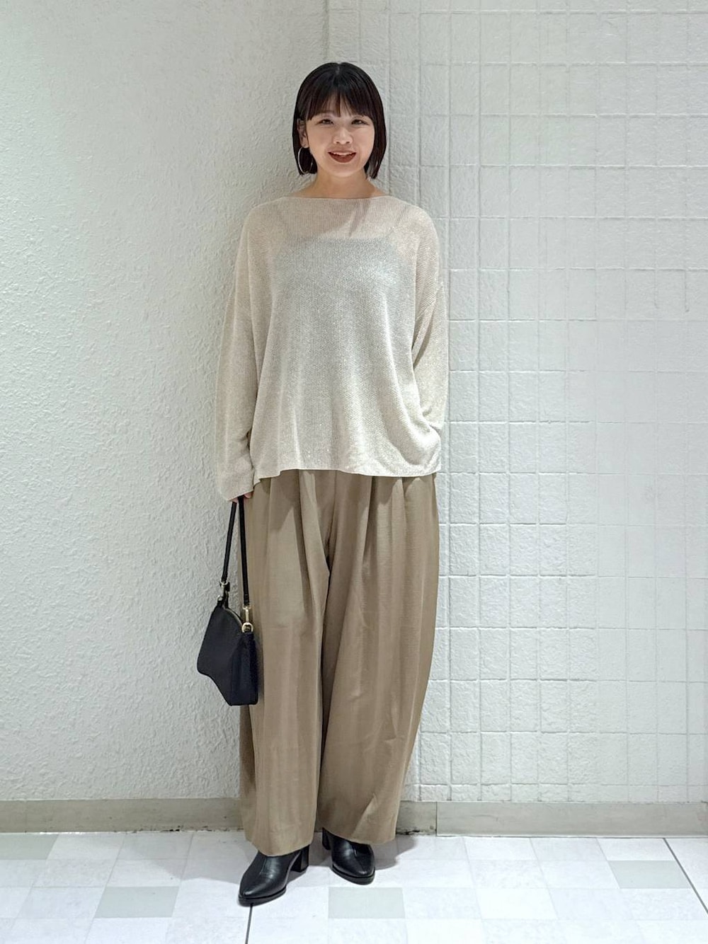 「体型カバー、ワイドパンツ、スラックス、ショートブーツ、バッグ、着痩せ・細見え、カジュアル、ママコーデ、秋コーデ、SNAP_apart by lowrys、骨格ウェーブ、高身長、apart by lowrys、ニット、きれいめカジュアル」｜「A part byのスラックスコクーンボリュームパンツ（スラックス、ベージュ系）」を使った、yoshiさん（レディース・164cm）の秋コーディネートの1枚目の写真