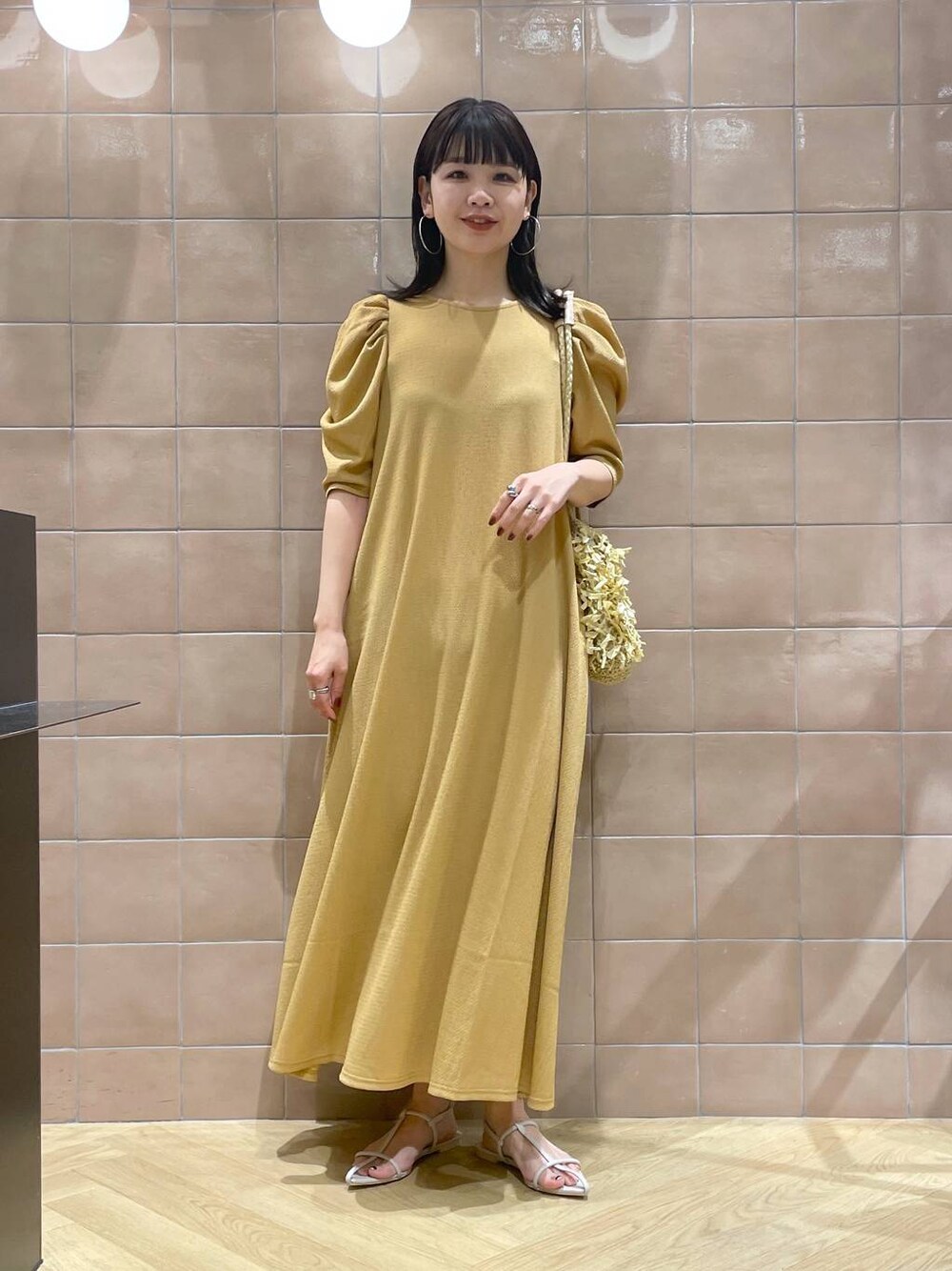 「ワンピース、バッグ、サンダル、夏コーデ、楽ちんコーデ、旅行、体型カバー、着痩せ・細見え、カジュアル、ママコーデ、春コーデ、SNAP_apart by lowrys、高身長、apart by lowrys、e/rm」｜「A part byのクロスフラットサンダル（サンダル、ホワイト系）」を使った、yoshiさん（レディース・164cm）の春コーディネートの1枚目の写真