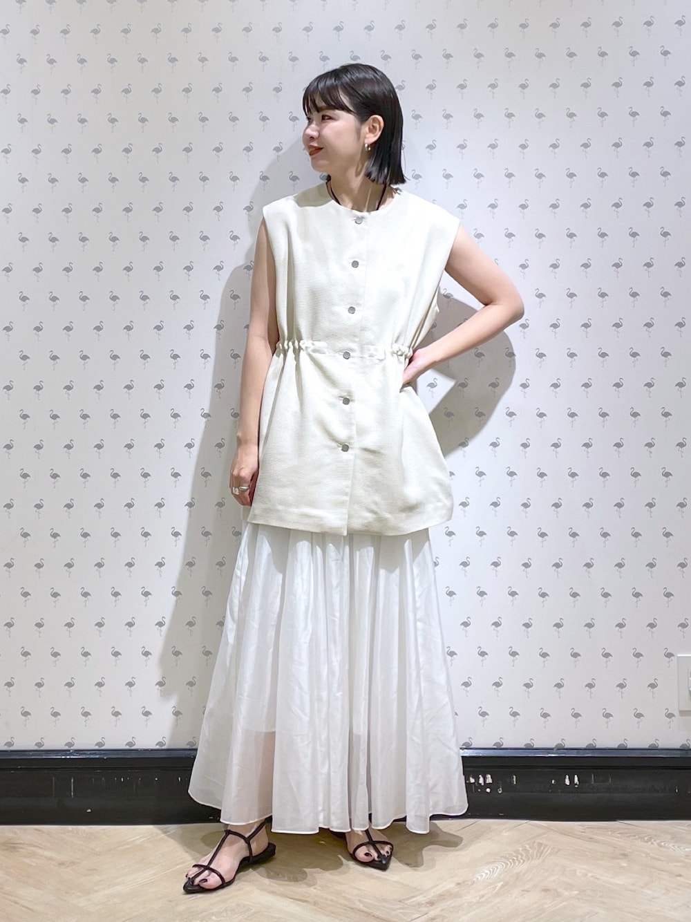 「ベストコーデ、ロングスカート、スカート、ボリュームスカート、シアースカート、サンダルコーデ、ワントーンコーデ、オトナカジュアル、ナチュラルスタイル、夏コーデ、apartbylowrys、アパートバイローリーズ、ママコーデ、30代コーデ、骨格ウェーブ」｜「A part byの【セットアップ対応】メッシュドロストベスト（ベスト、ホワイト系）」を使った、yoshiさん（レディース・164cm）の春コーディネートの1枚目の写真