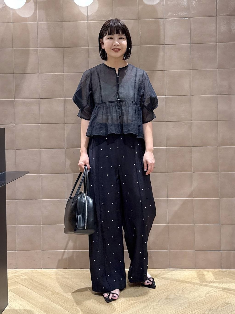 「体型カバー、着痩せ・細見え、カジュアル、ママコーデ、春コーデ、SNAP_apart by lowrys、骨格ウェーブ、高身長、apart by lowrys、ブラウス、カップ付きインナー、ワイドパンツ、サンダル、夏コーデ、ボストンバッグ」｜「A part byのソフトボストンバッグ（ボストンバッグ、ブラック系）」を使った、yoshiさん（レディース・164cm）の春コーディネートの1枚目の写真