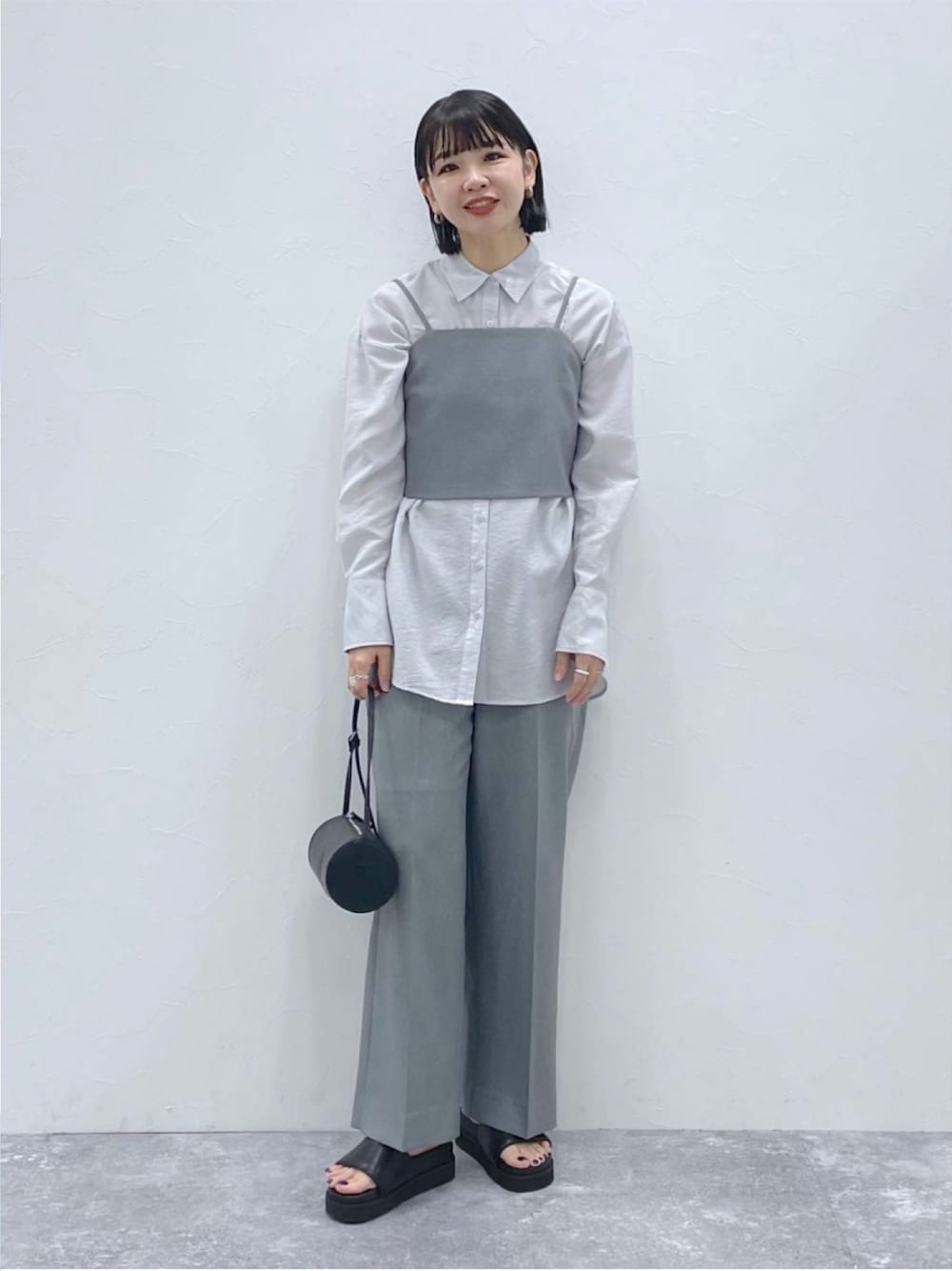 「シャツスタイル、シアートップス、シアーシャツ、ビスチェ、ワイドパンツ、スラックス、パンツスタイル、サンダル、サンダルコーデ、セットアップ、ワントーンコーデ、apartbylowrys、アパートバイローリーズ、ママコーデ、骨格ウェーブ」｜「A part byの【ウォッシャブル対応】シアービッグシャツ（シャツ/ブラウス、グレー系）」を使った、yoshiさん（レディース・164cm）の春コーディネートの1枚目の写真